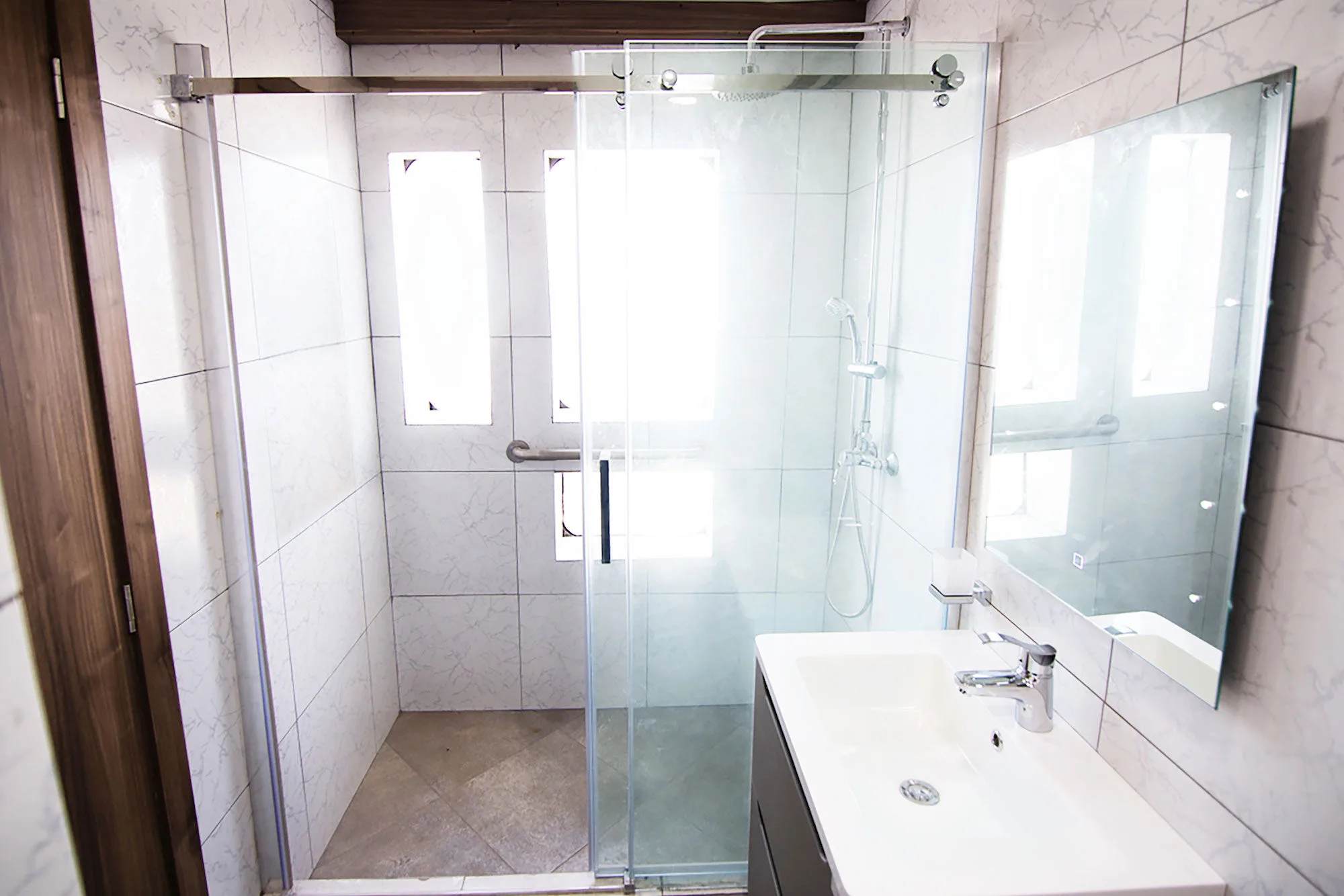 Cabin shower aboard Tiburon Explorer