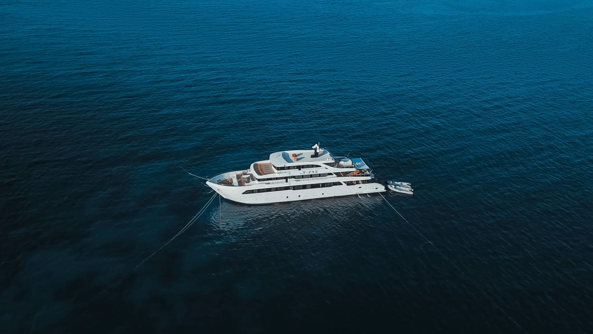 Topaz с высоты на якорной стоянке в открытом море
