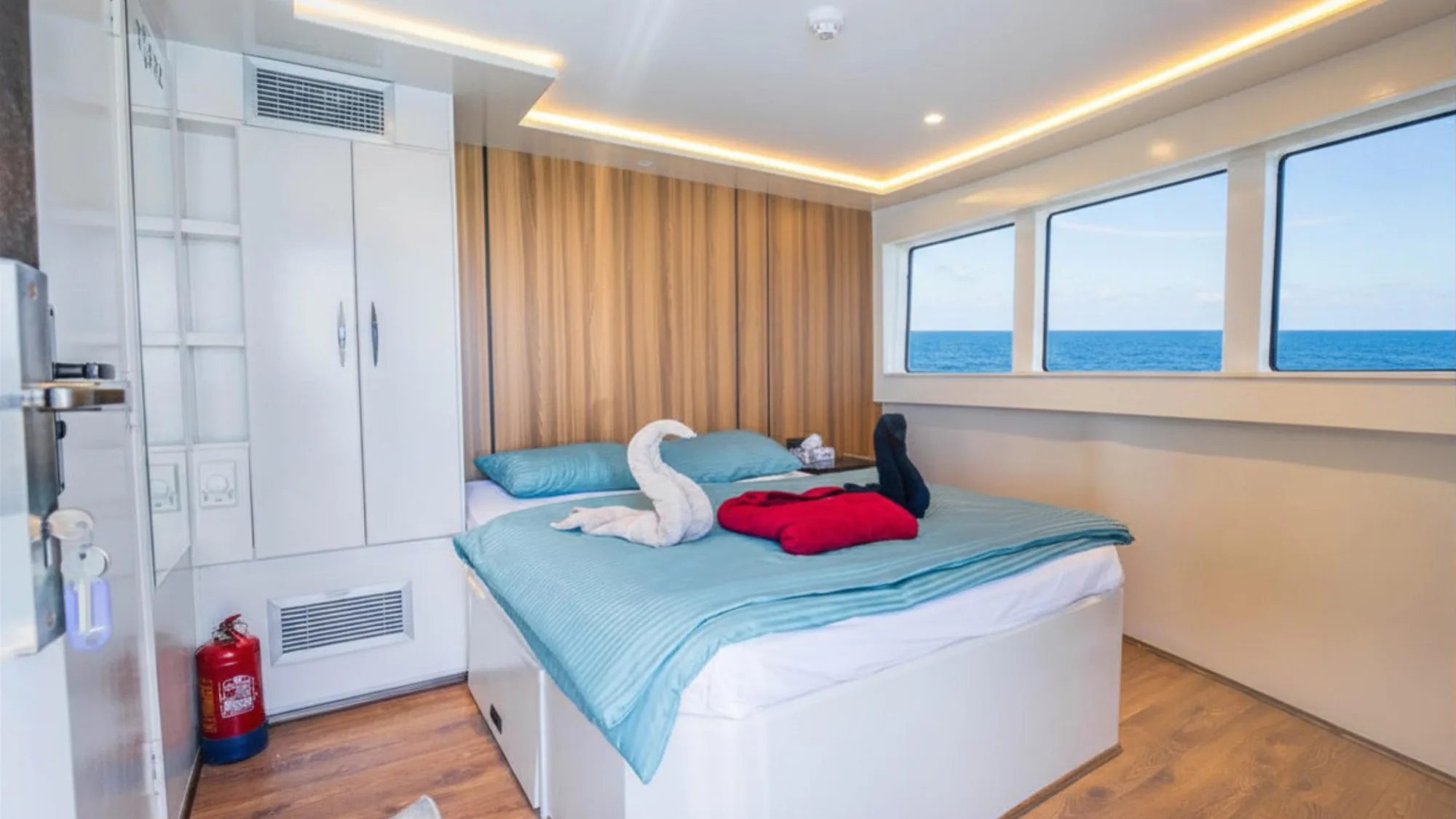 Panoramic Suite на солнечной палубе Topaz — кровать king-size, деревянные рейки за изголовьем и два панорамных окна