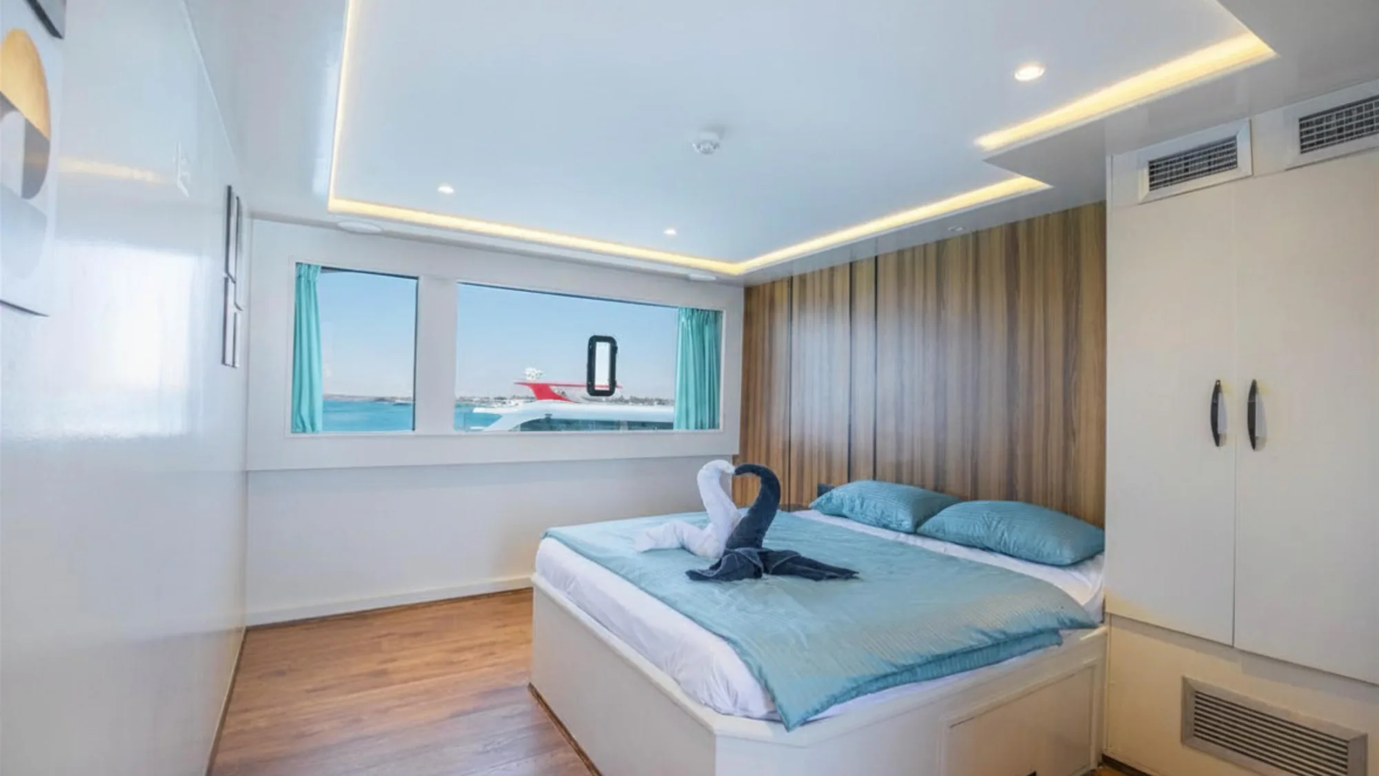 Superior Suite на бридж-деке Topaz — двуспальная кровать и окна на двух переборках