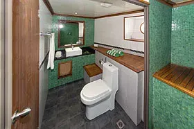 Яхта Virgo (Ark Venture), ванная комната