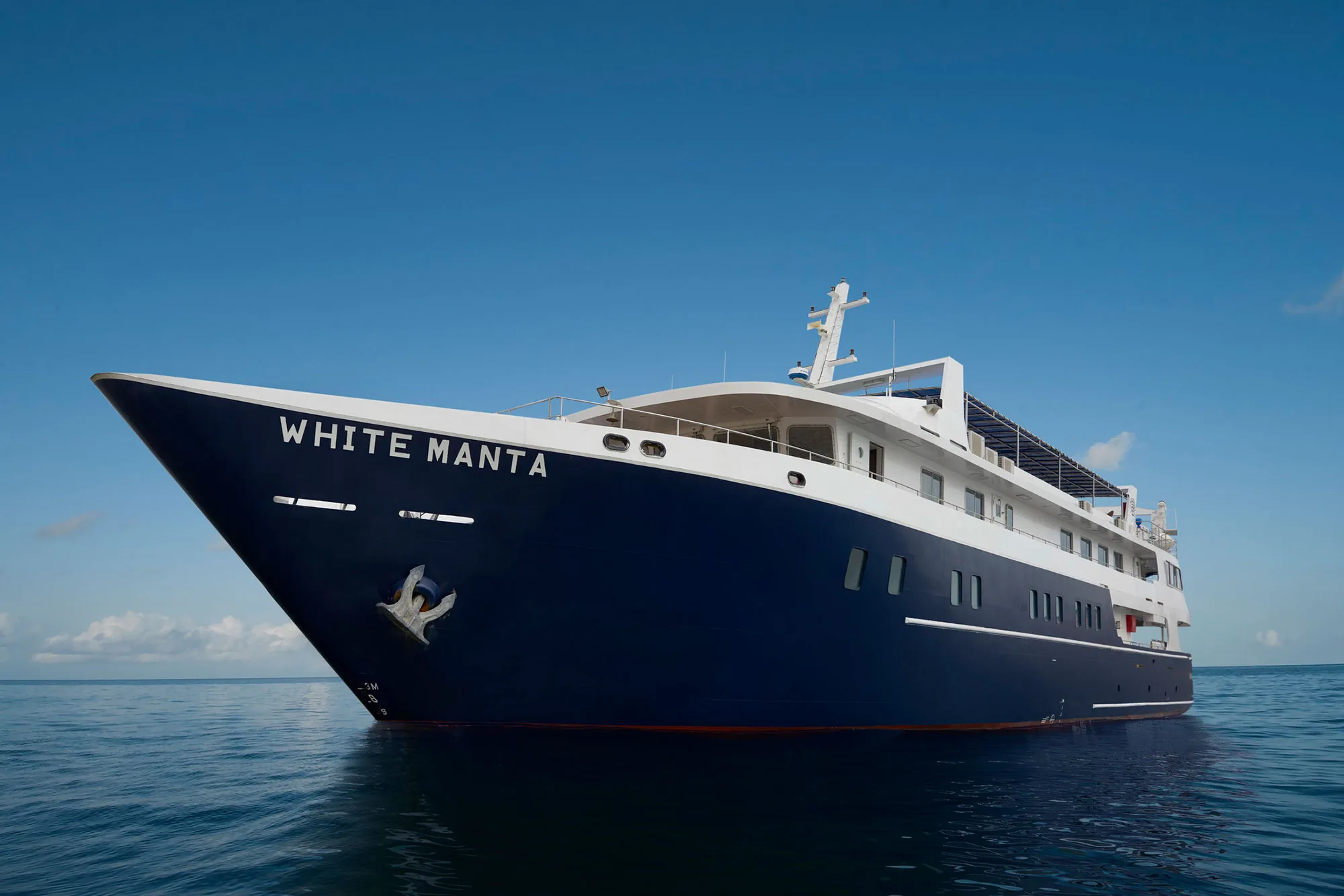 White Manta на якоре — тёмно-синий стальной корпус и белая надпись на носу