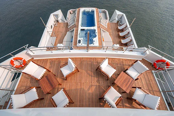 Яхта White Pearl, бвссейн и сан-дек