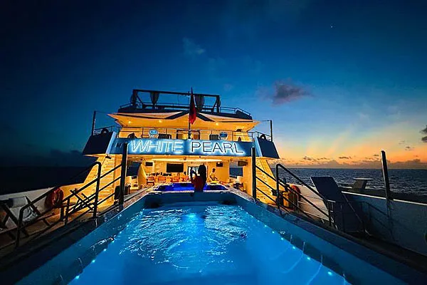 Яхта White Pearl, бвссейн