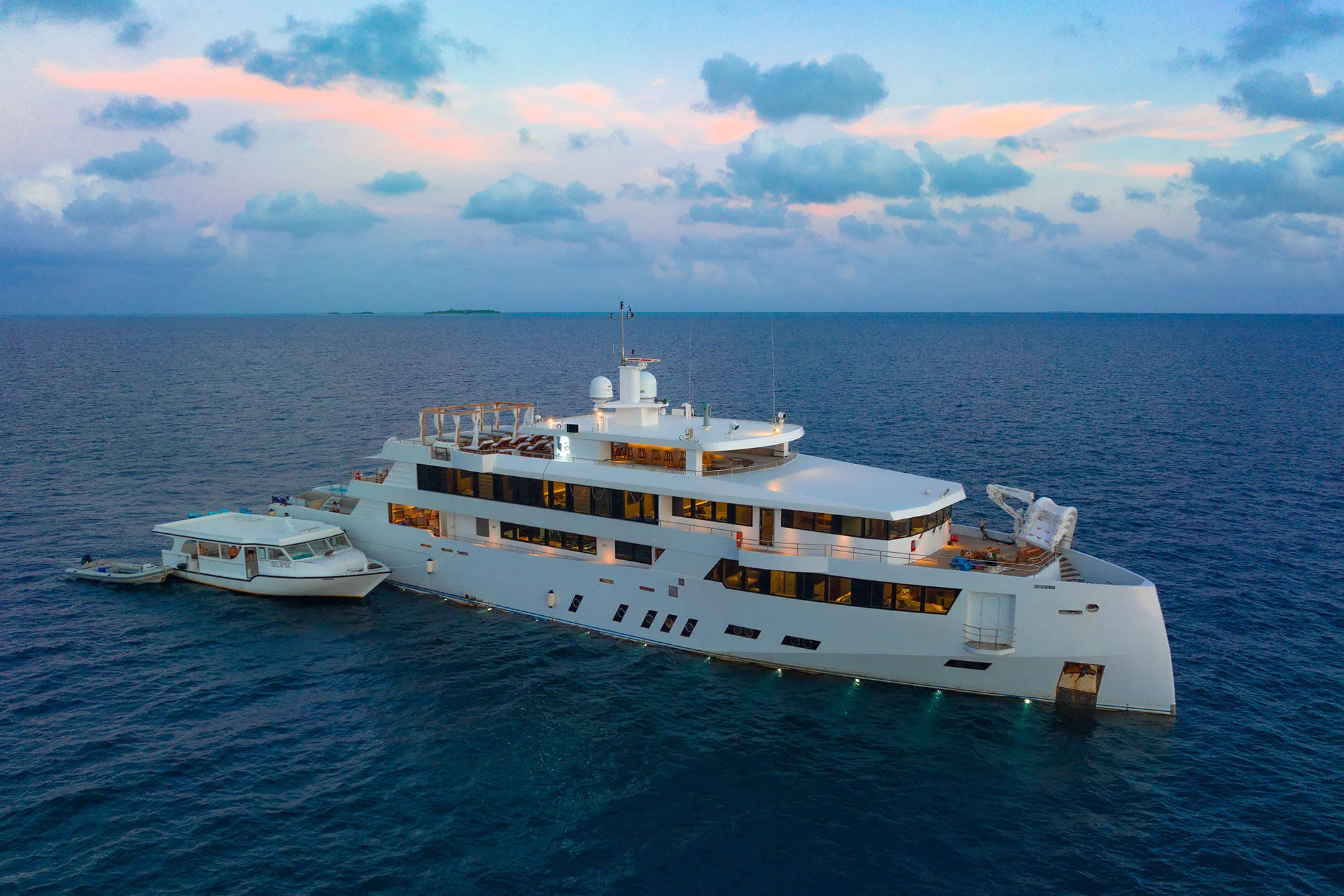 White Pearl в сумерках под пастельным небом