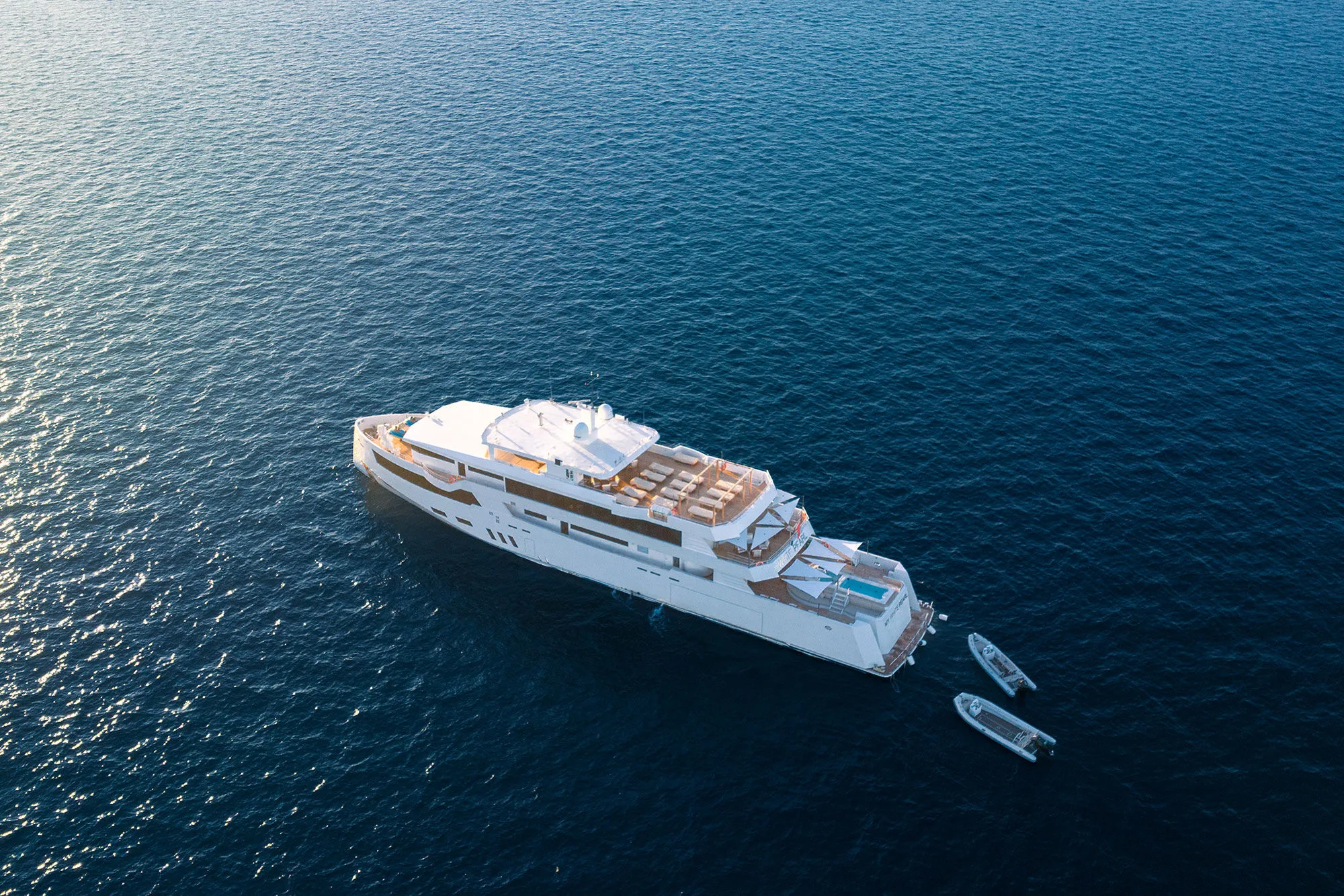 White Pearl с воздуха в открытом океане