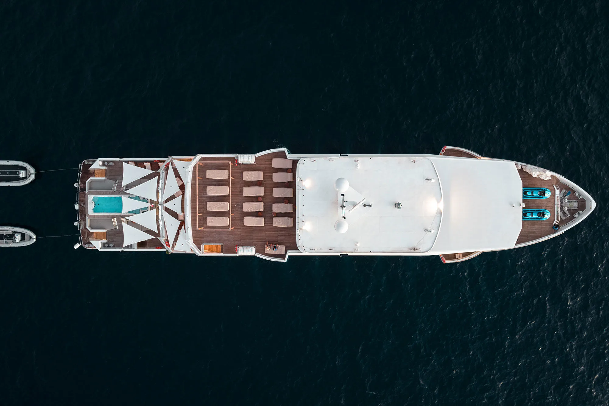 Палубы White Pearl сверху — сан-дек и бассейн