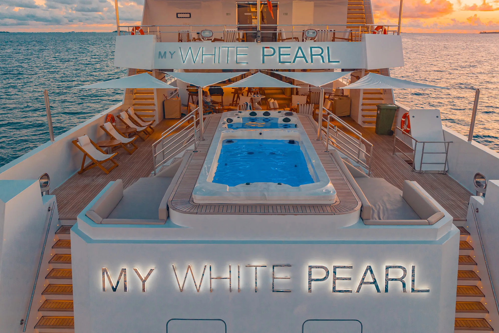 Сан-дек и бассейн White Pearl на закате