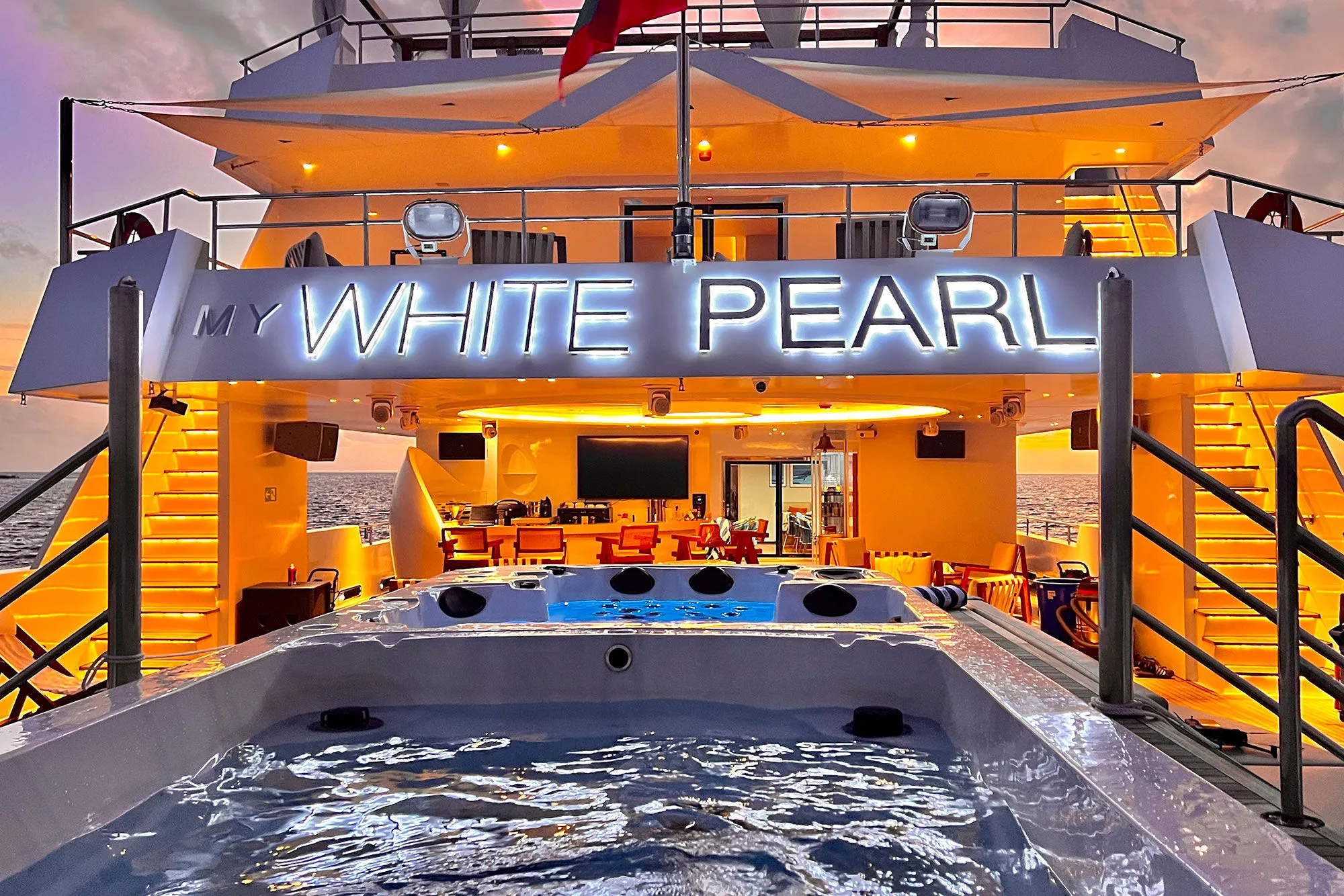 Джакузи на палубе White Pearl в сумерках