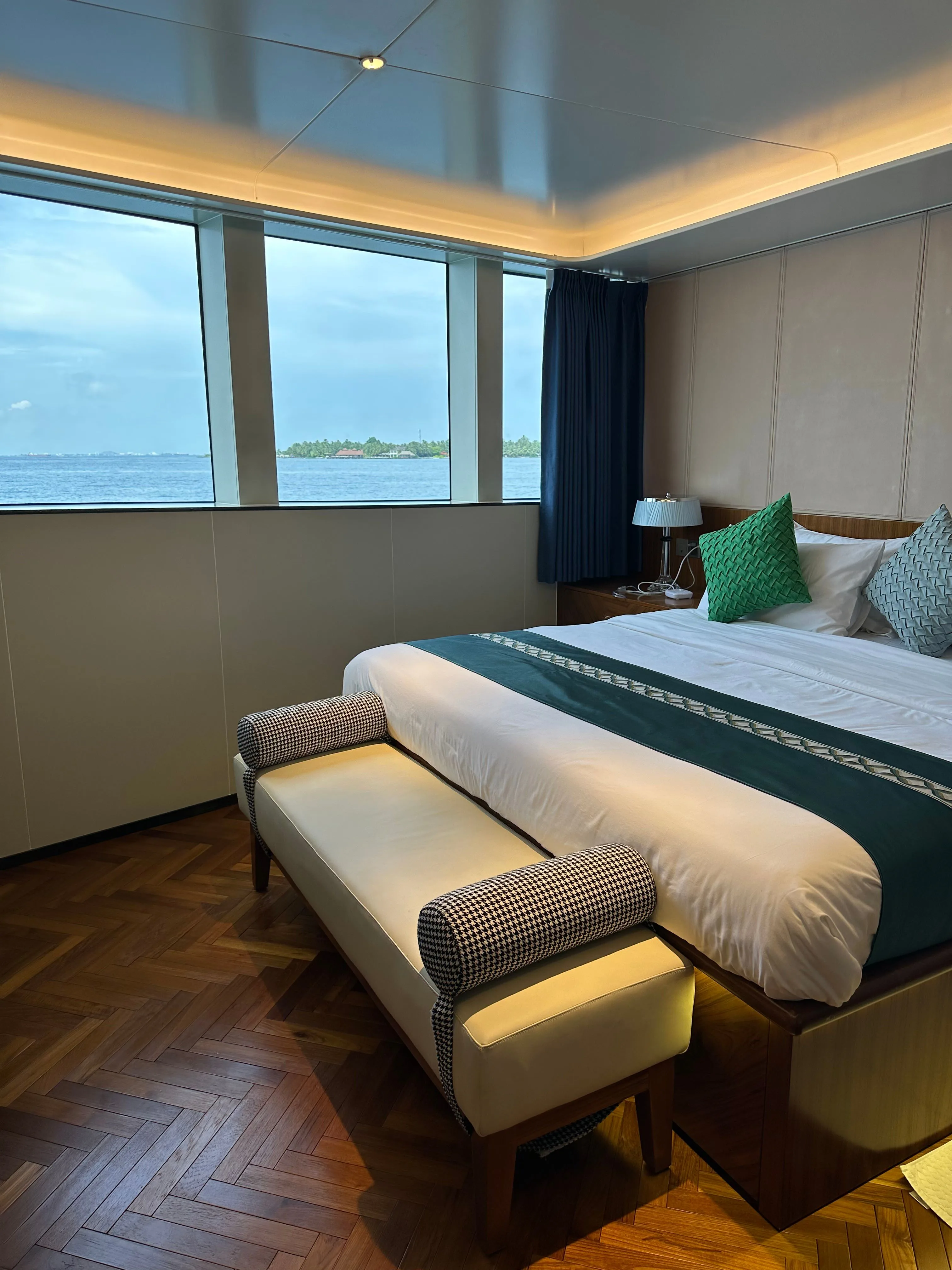 Master Suite White Pearl — кровать у панорамного окна