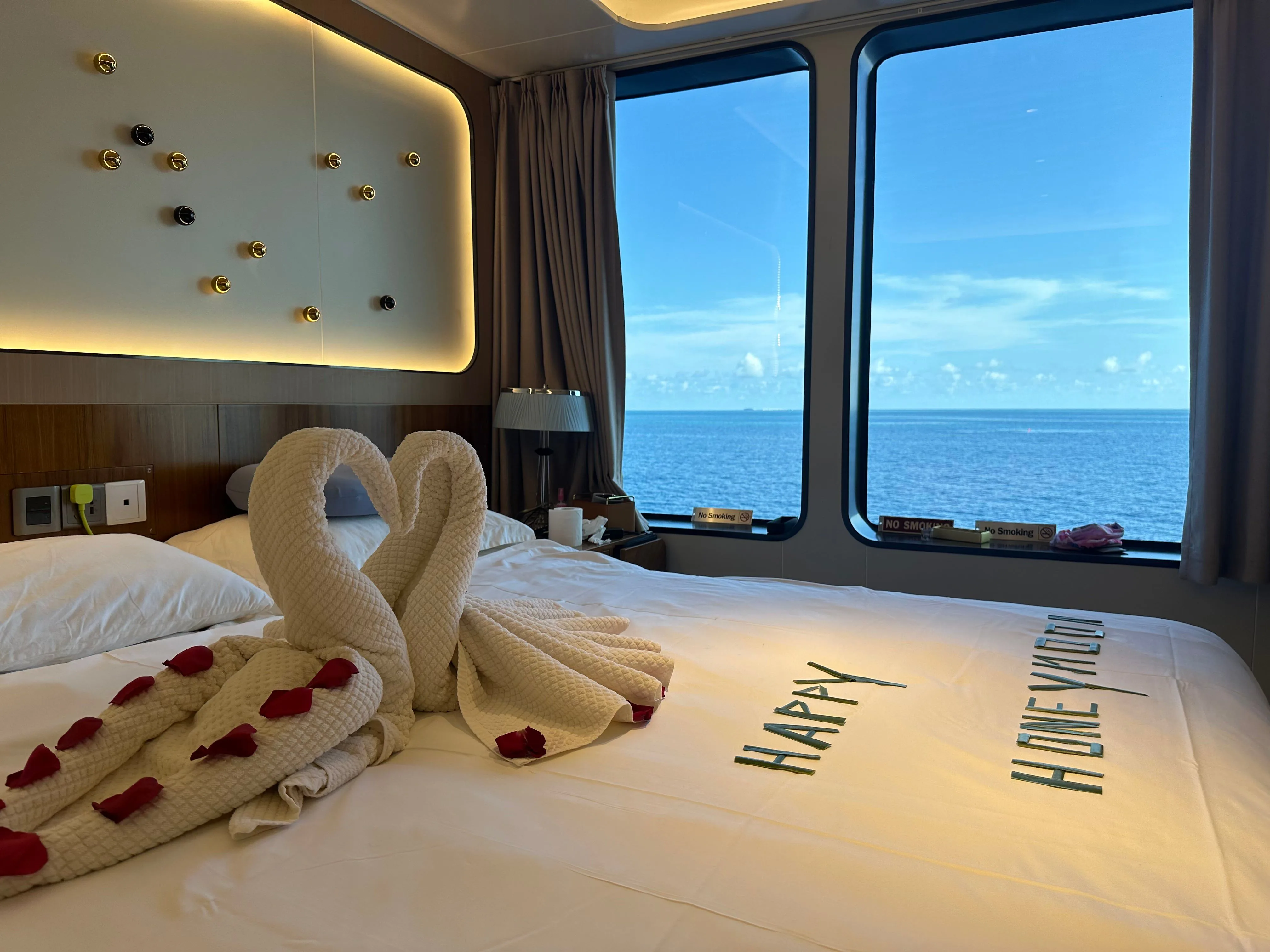 Каюта White Pearl с панорамными окнами на море