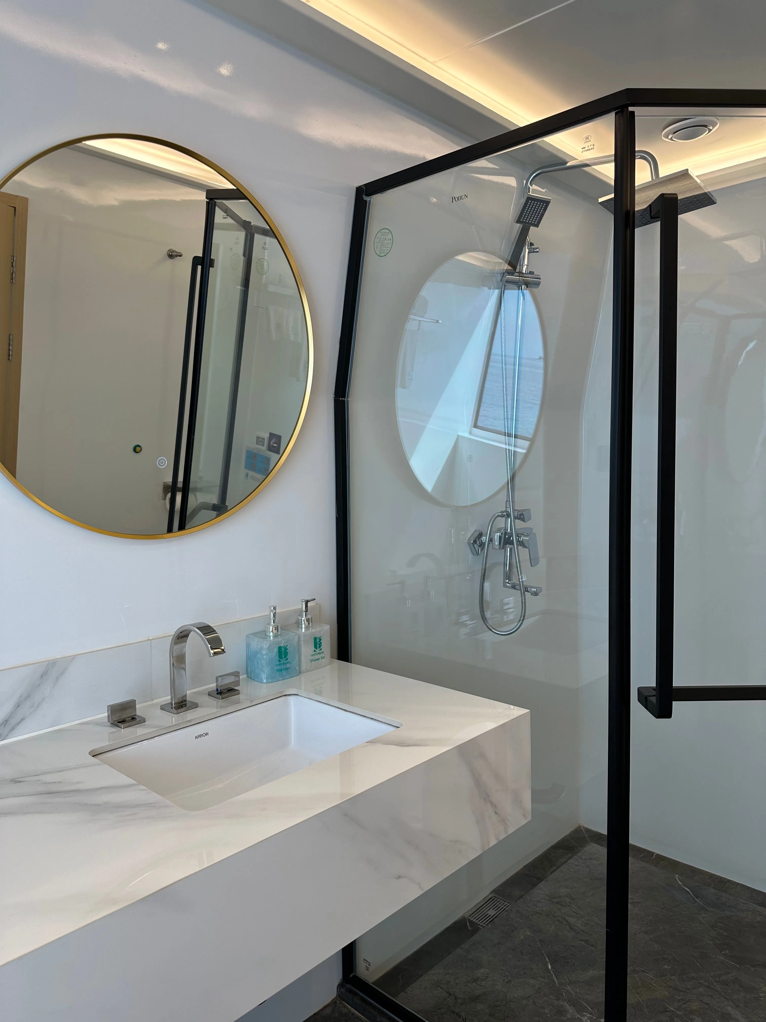 Санузел люкса White Pearl с душевой кабиной