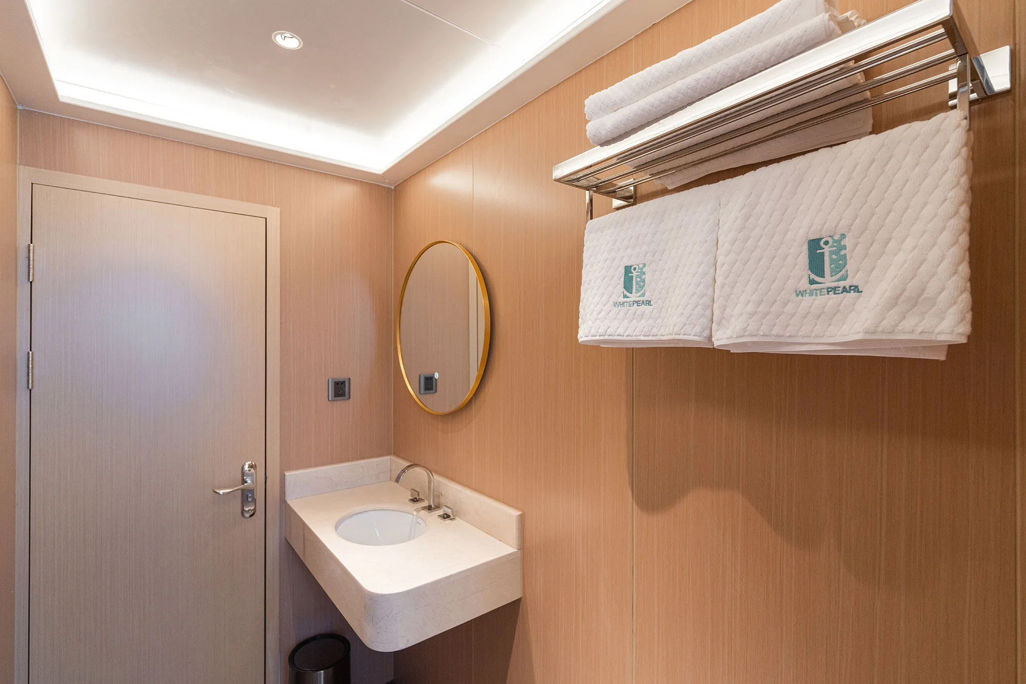 Полотенцесушитель в санузле каюты White Pearl