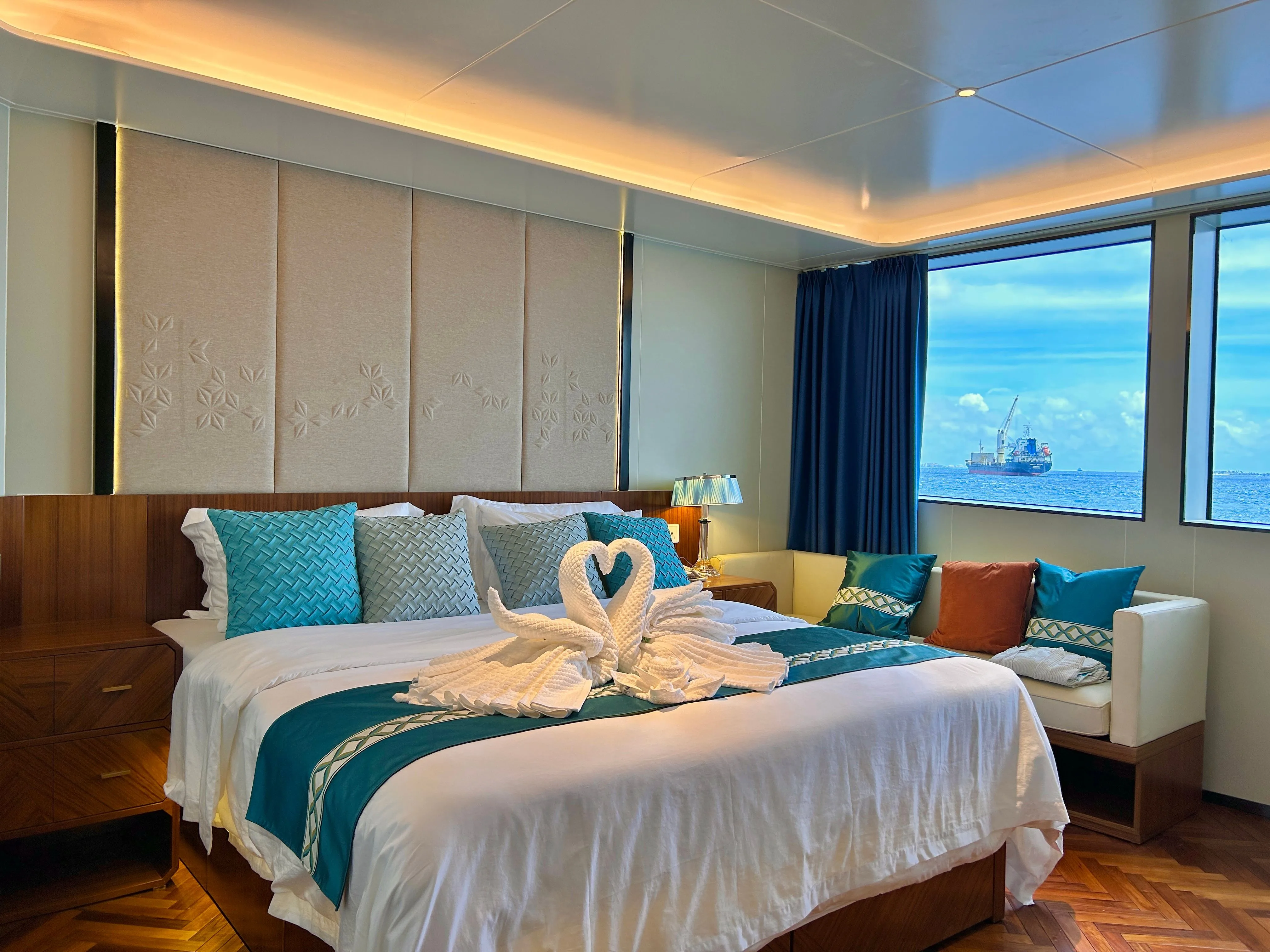 Junior Suite на White Pearl — двуспальная кровать и окно на море
