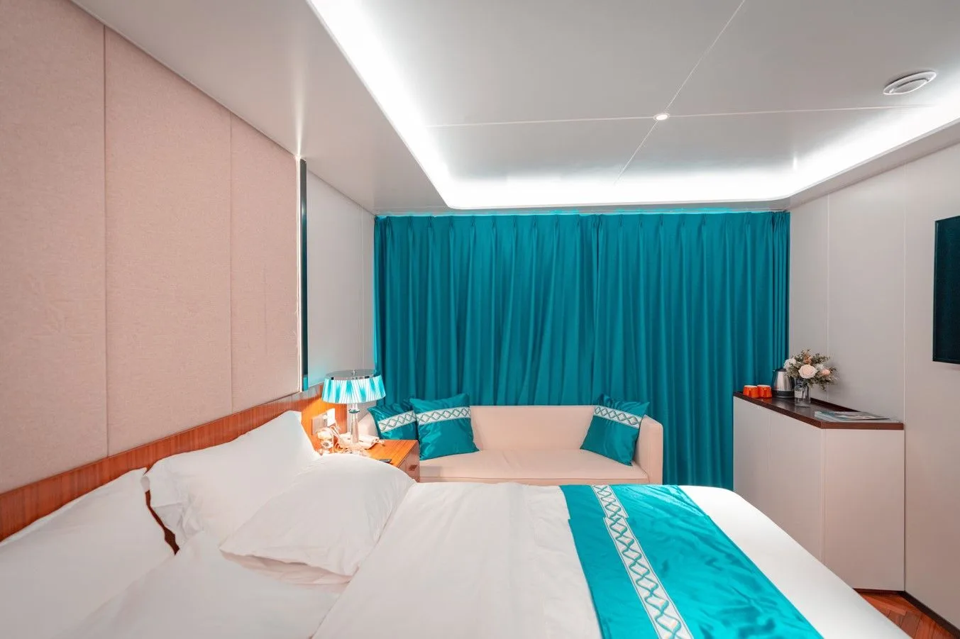 Junior Suite на White Pearl — зона отдыха у окна