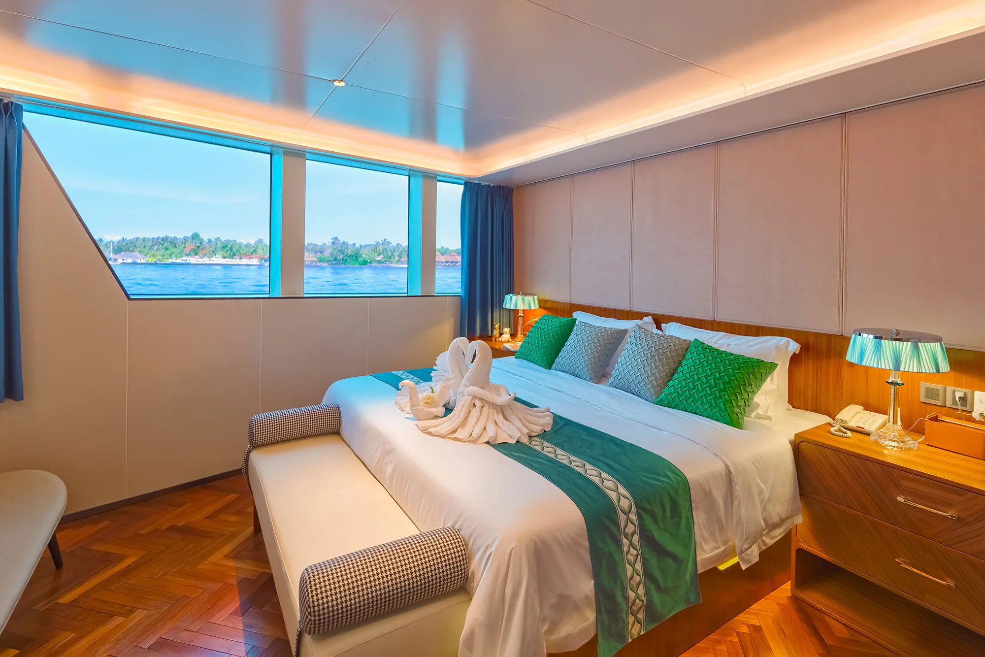 Master Suite на White Pearl — двуспальная кровать у панорамного окна