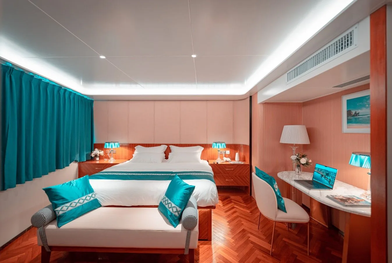 Master Suite на White Pearl — спальня с рабочим столом