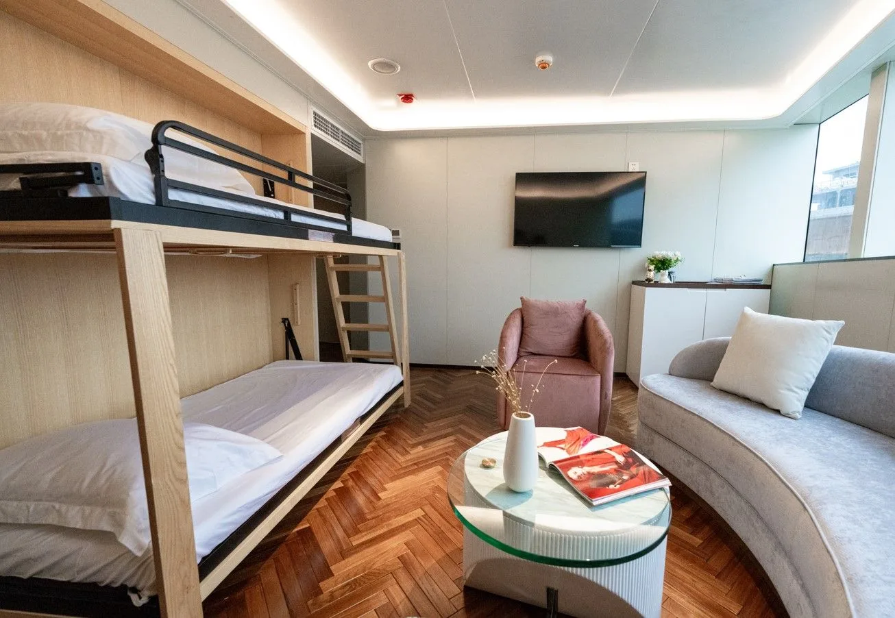 Master Suite на White Pearl — зона с двухъярусной кроватью и диваном