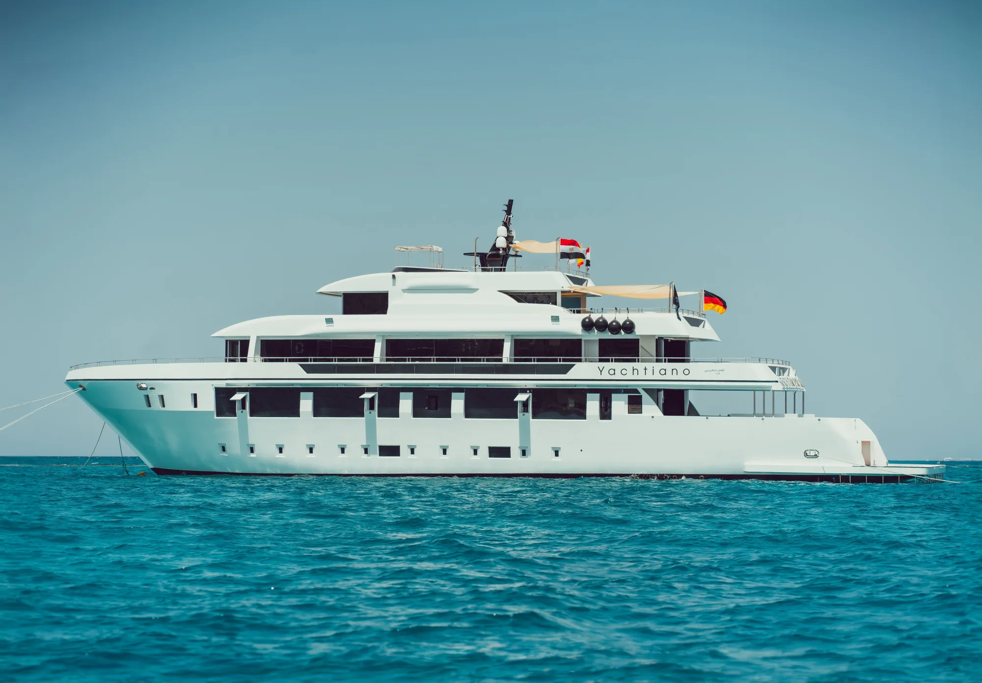 Yachtiano на якоре в Красном море — имя судна крупными буквами на белом борту
