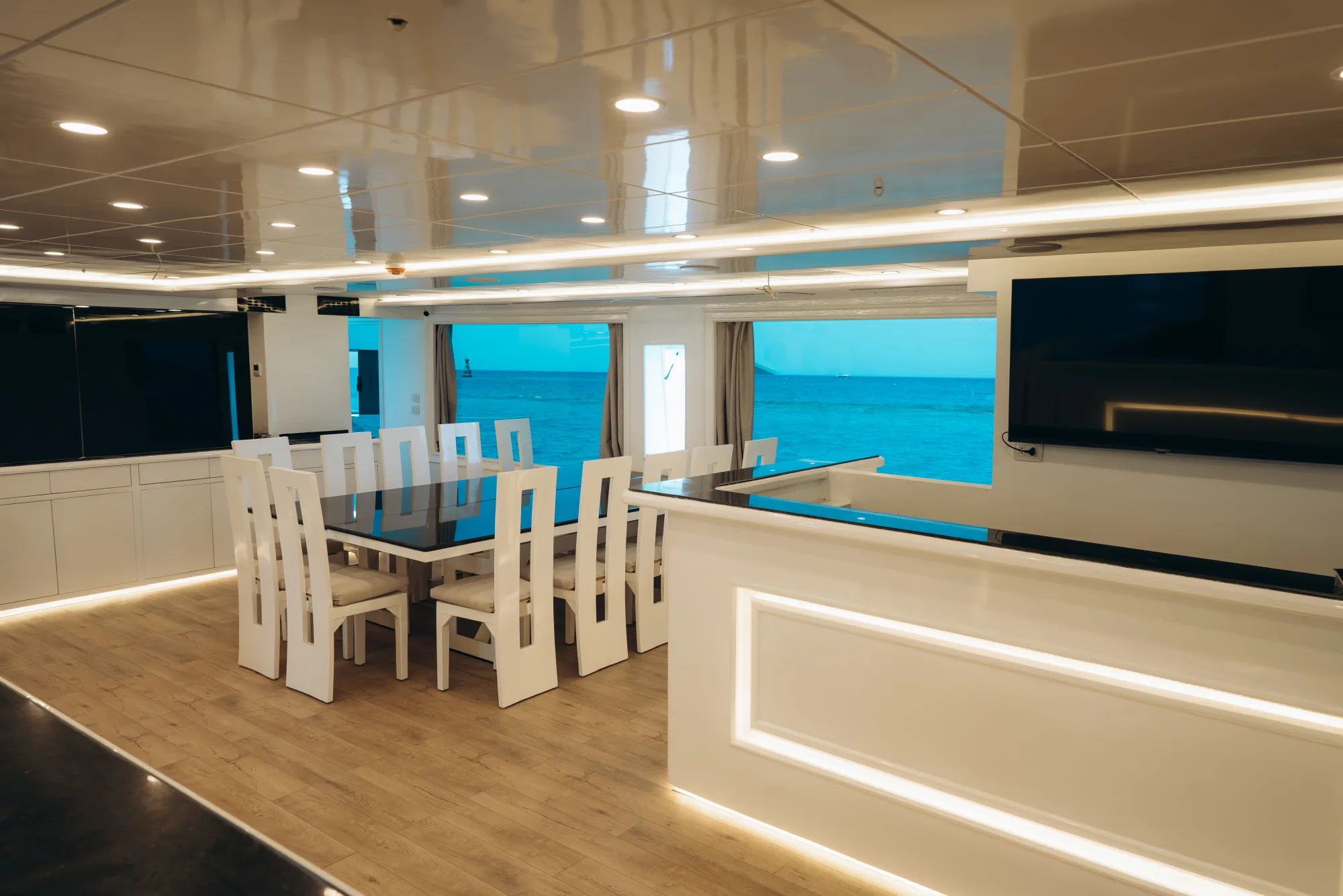 Ресторан «Seaside Dream» — стол на восемь человек и окна во всю переборку