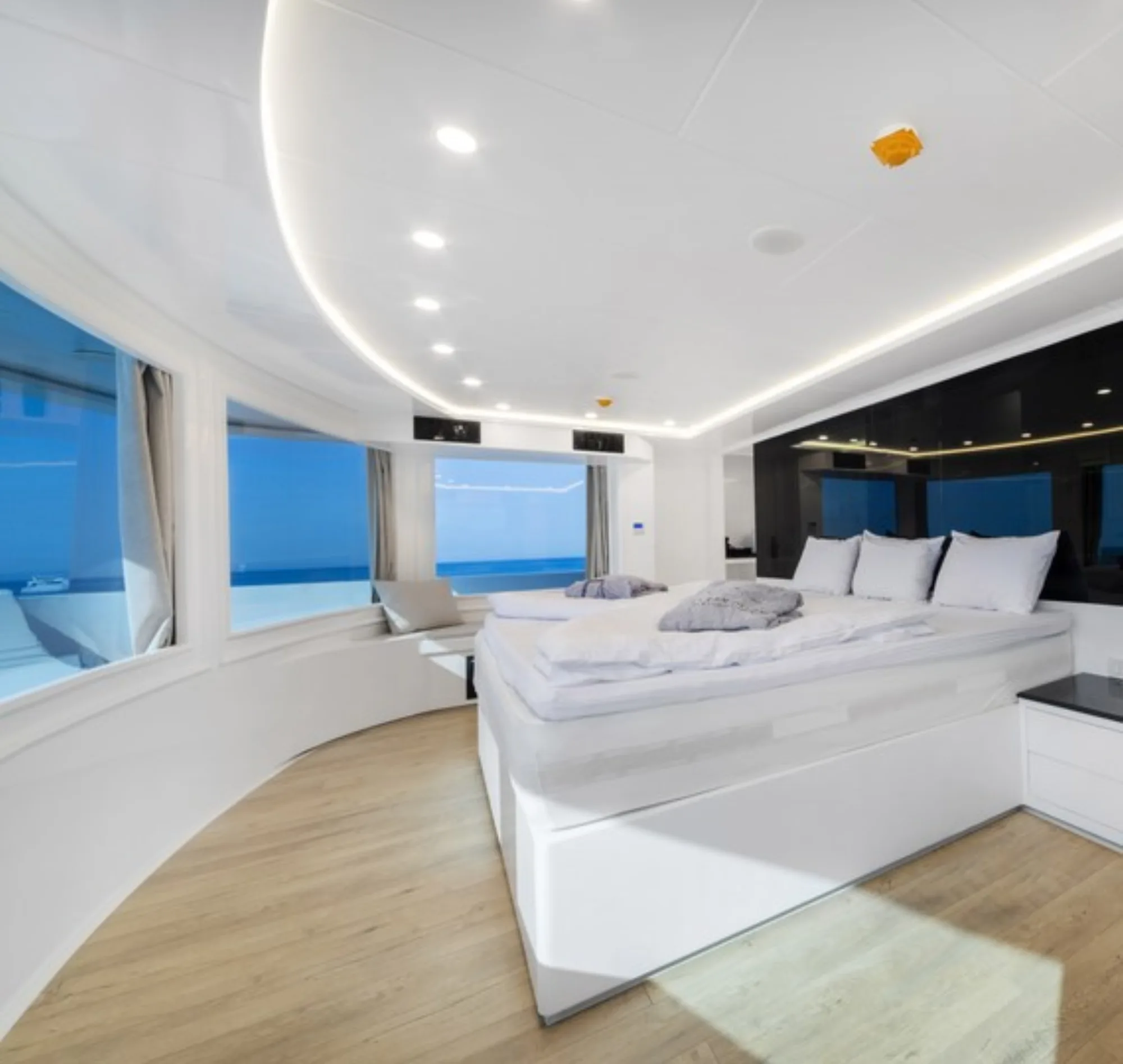 Пентхаус D на Yachtiano — кровать king size и панорамные окна по дуге вокруг изголовья