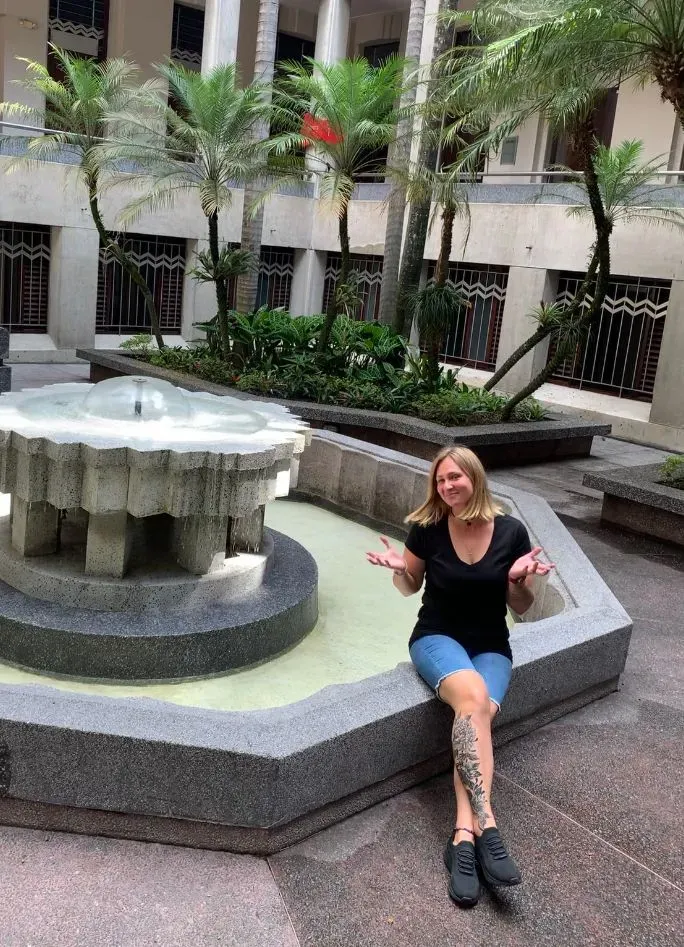 Кристина во дворе колониального здания в Колумбии