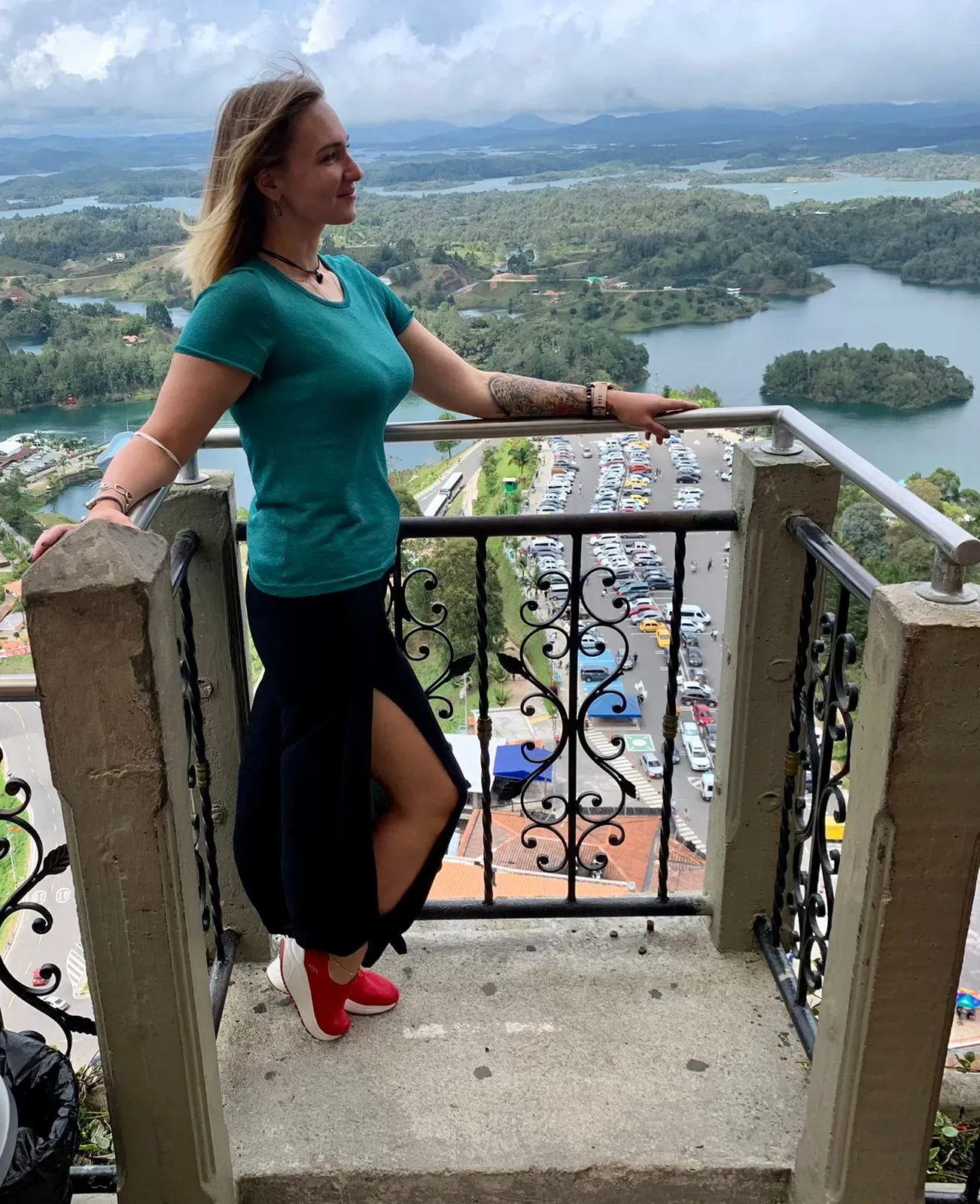 Кристина на смотровой площадке Эль-Пеньон де Гуатапе
