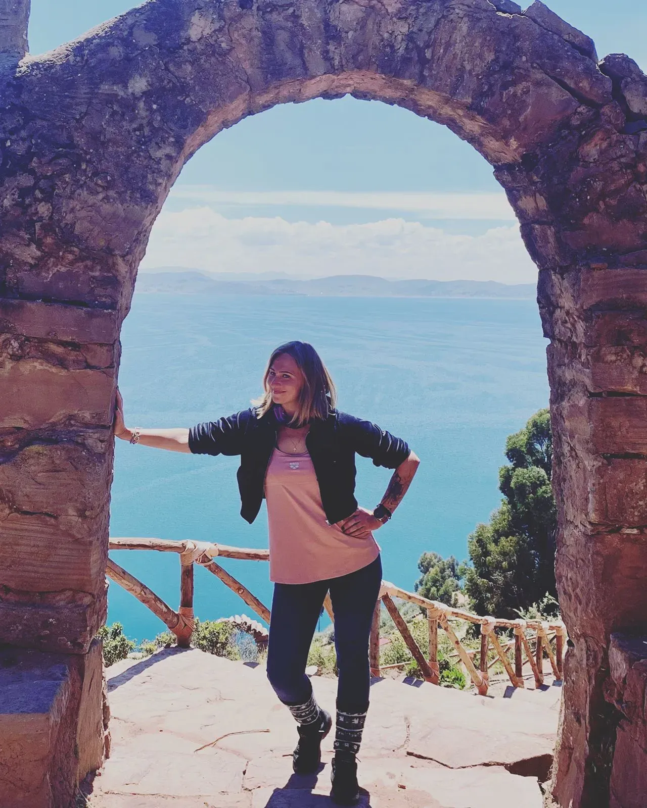 Кристина изучает находку в джунглях