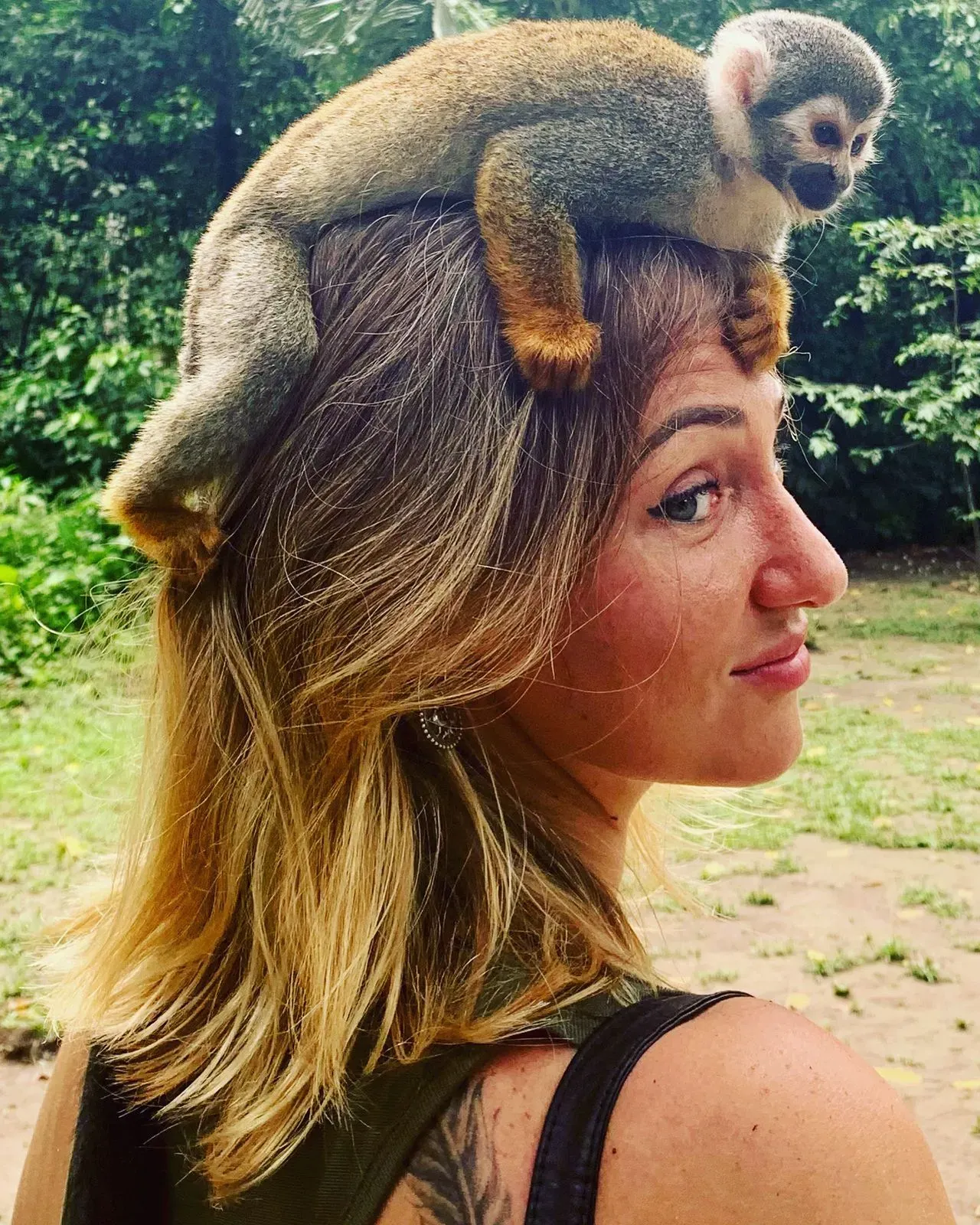 Обезьяна саймири сидит на голове у Кристины