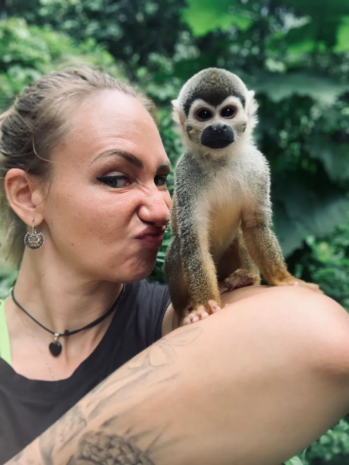 Кристина с обезьяной саймири в джунглях Амазонки