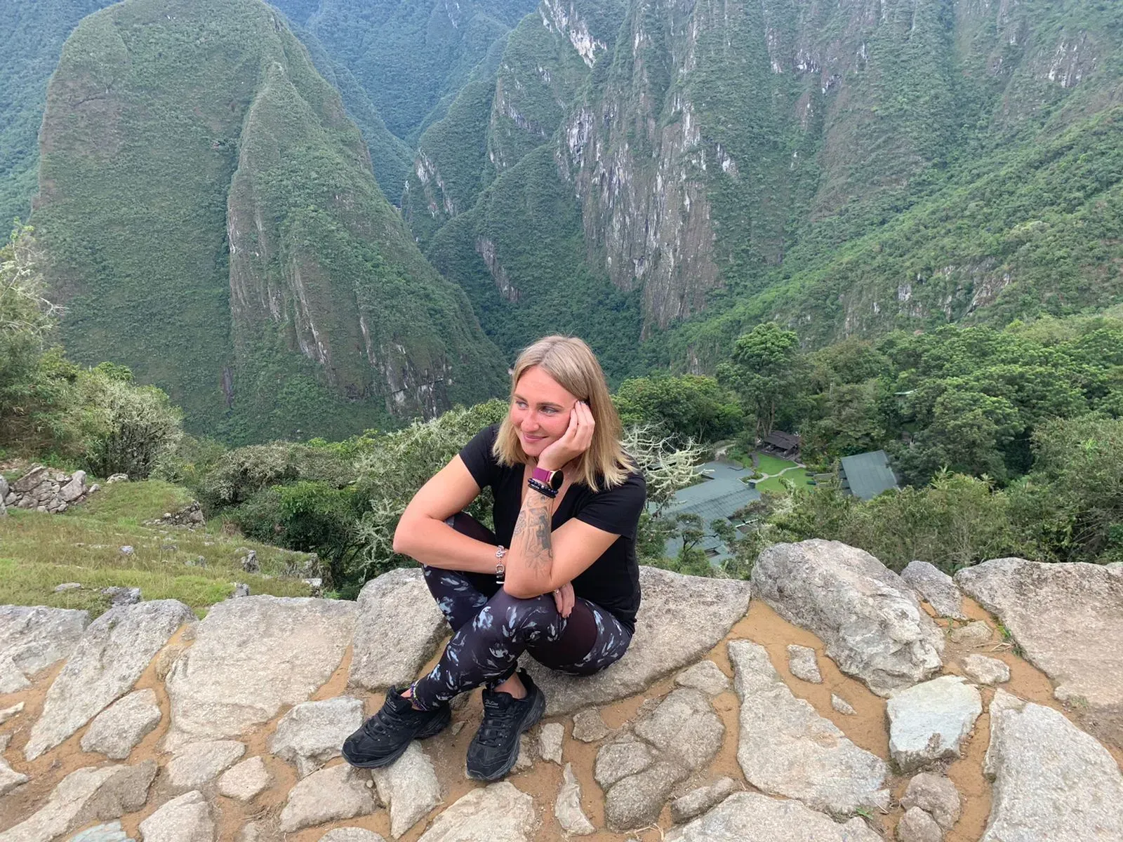 Кристина на фоне горных вершин