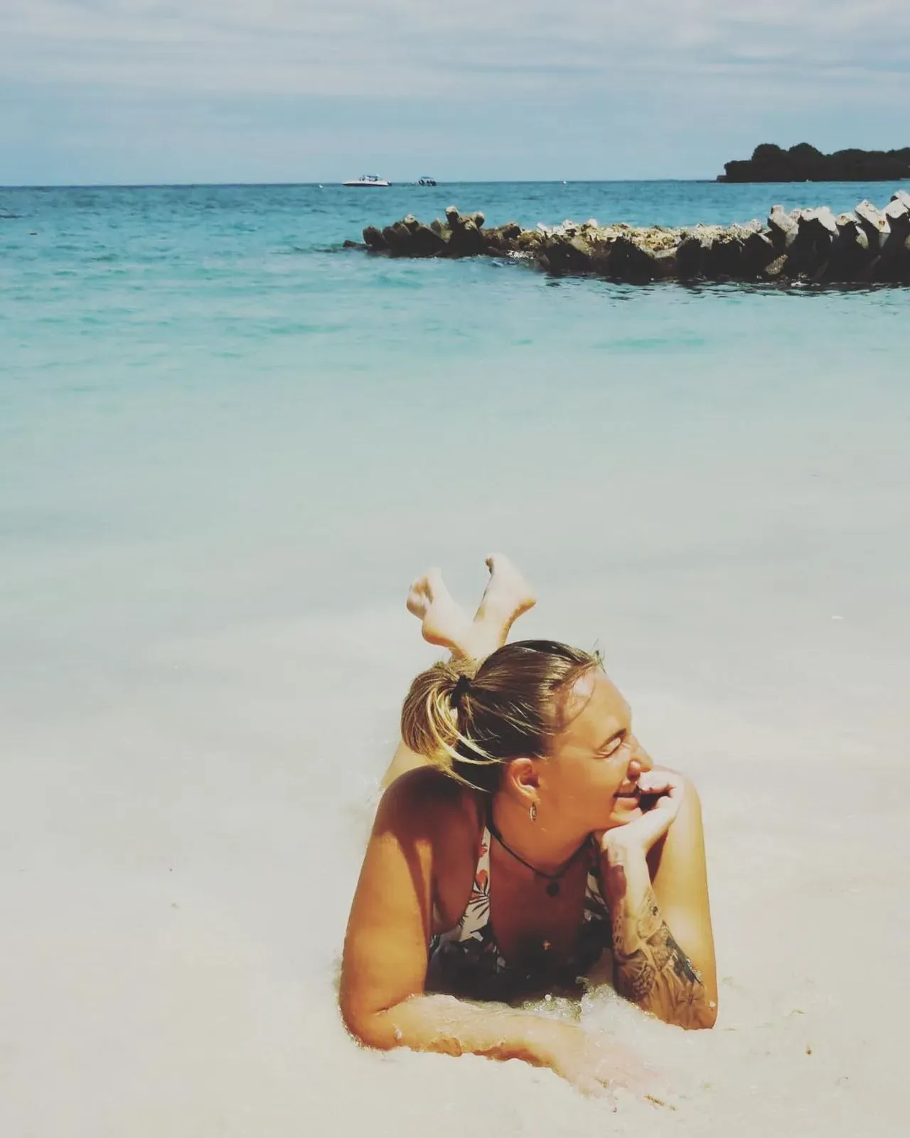 Кристина на белом песке Карибского пляжа