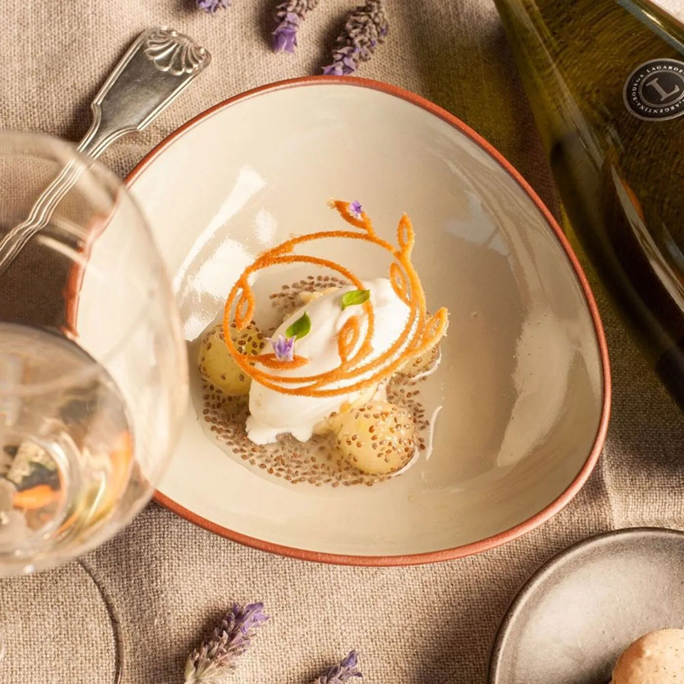 Десерт ресторана Zonda — цедра, крем и лаванда