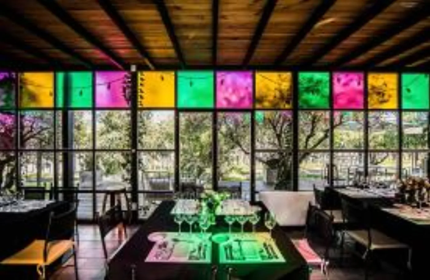 Casa Vigil — зал ресторана с витражными окнами и видом на виноградники