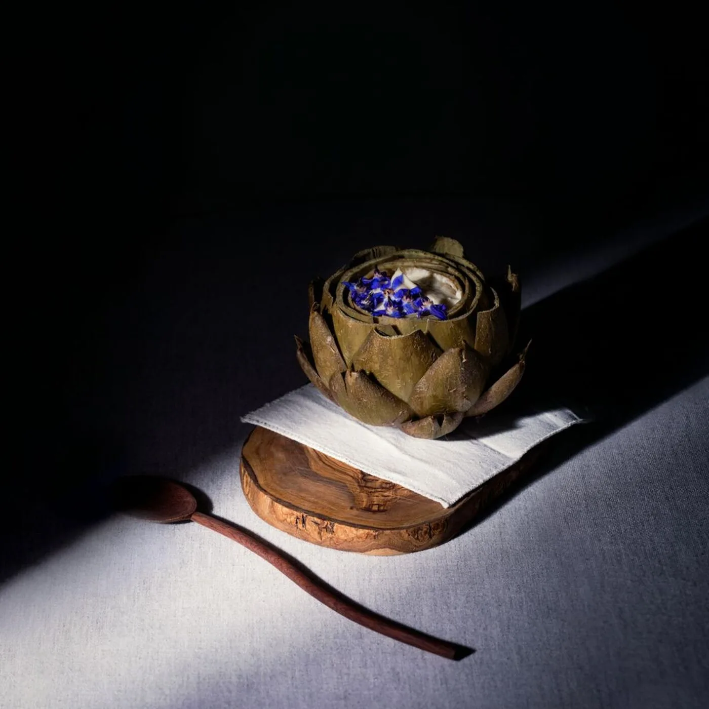 Блюдо Aramburu — артишок с кремом и лепестками васильков