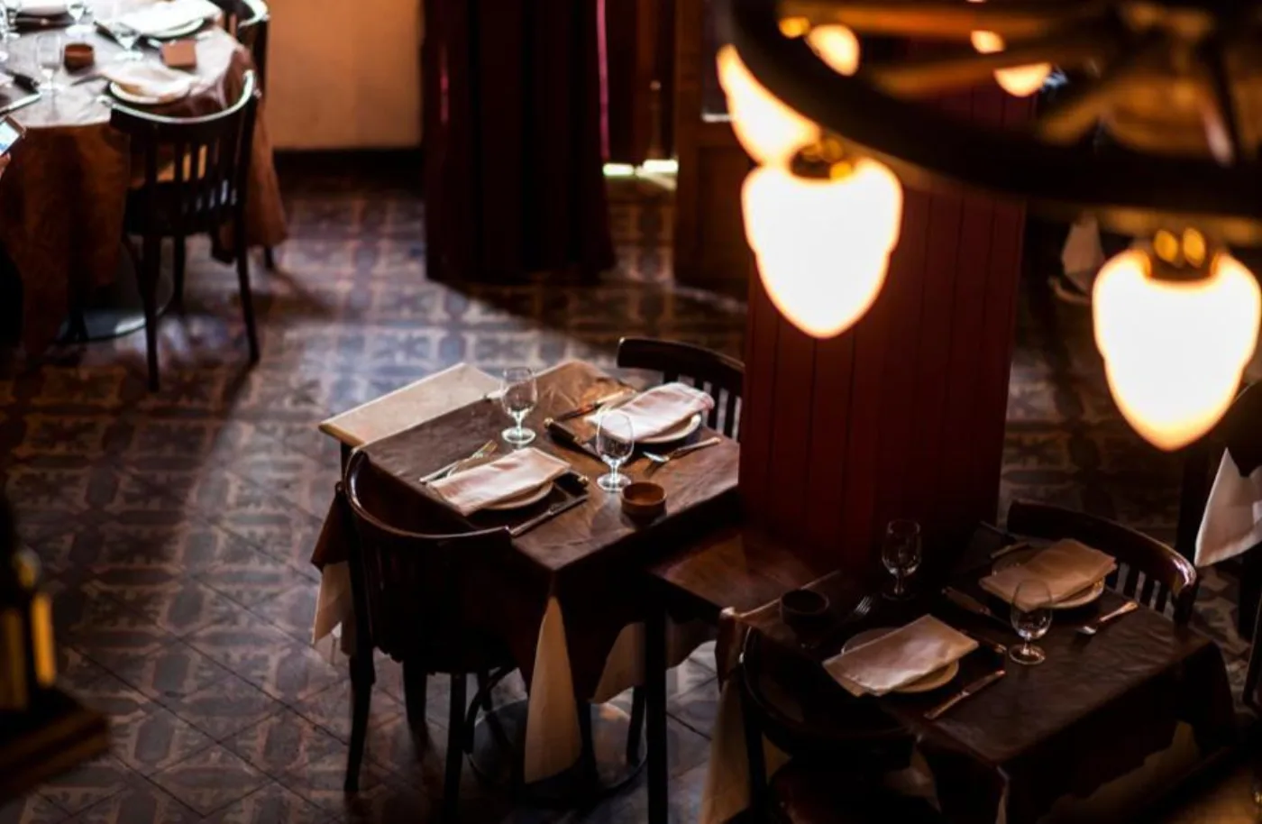 Don Julio — интерьер ресторана: тёплый свет, винтажная плитка, камерная атмосфера
