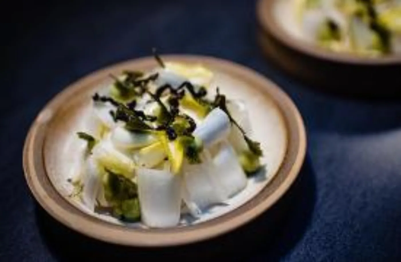 Блюдо Aramburu — лёгкая подача с зеленью на глиняной тарелке