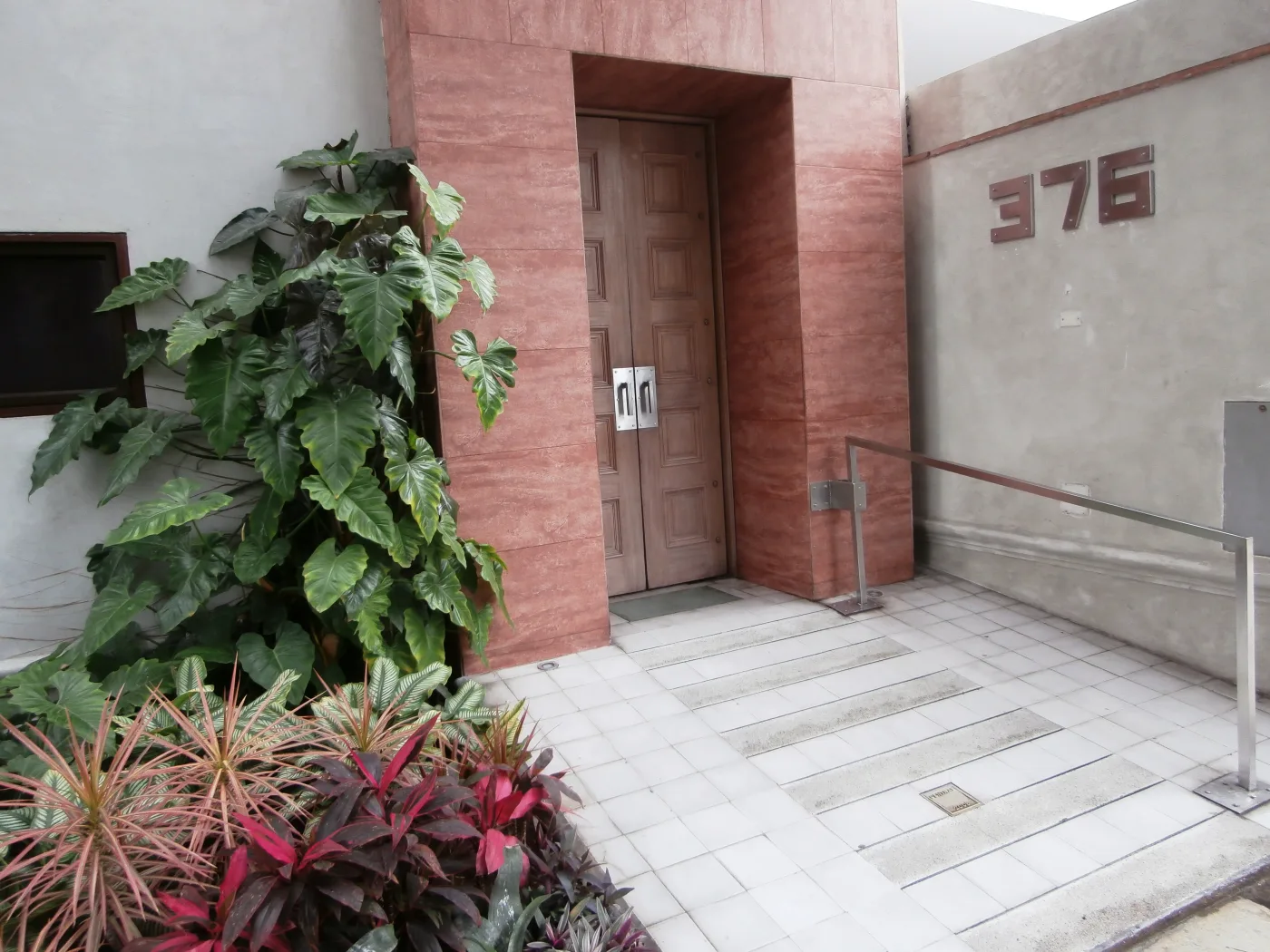 Вход в ресторан Central — здание №376 в районе Барранко, Лима