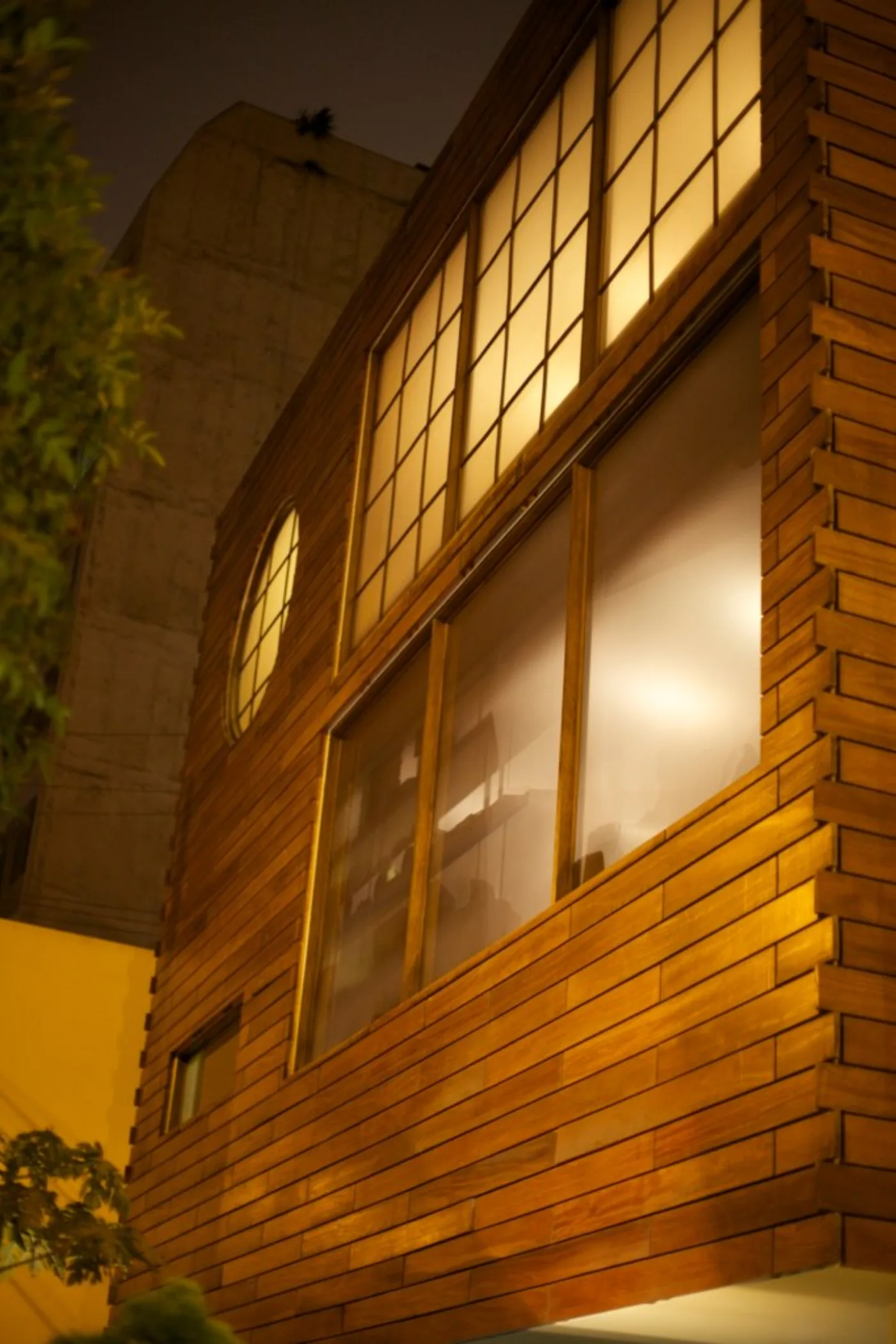 Ресторан Maido — фасад из дерева в вечернем свете, Лима