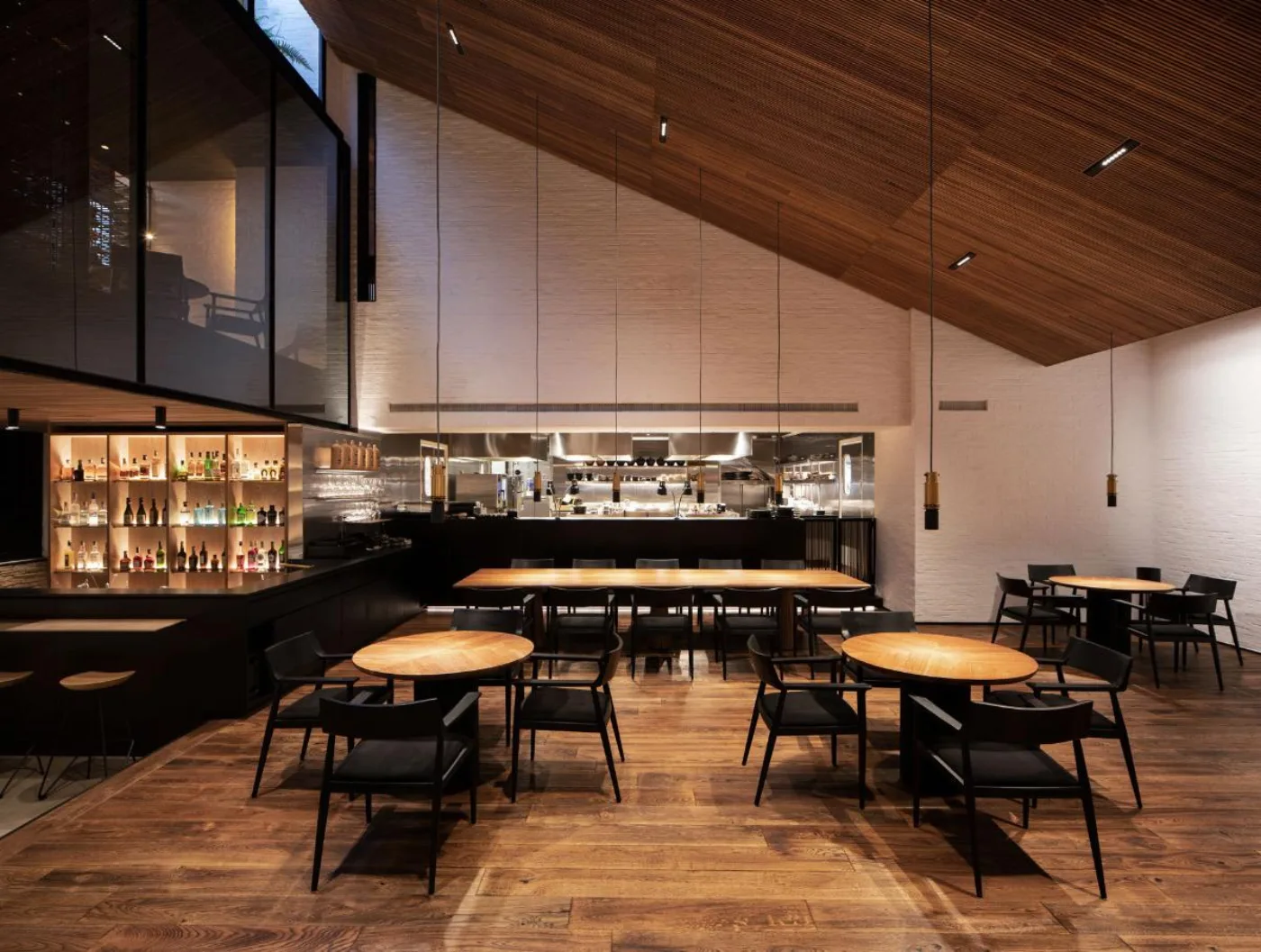 Ресторан Léo в Боготе — высокий деревянный потолок, открытая кухня, минималистичный дизайн
