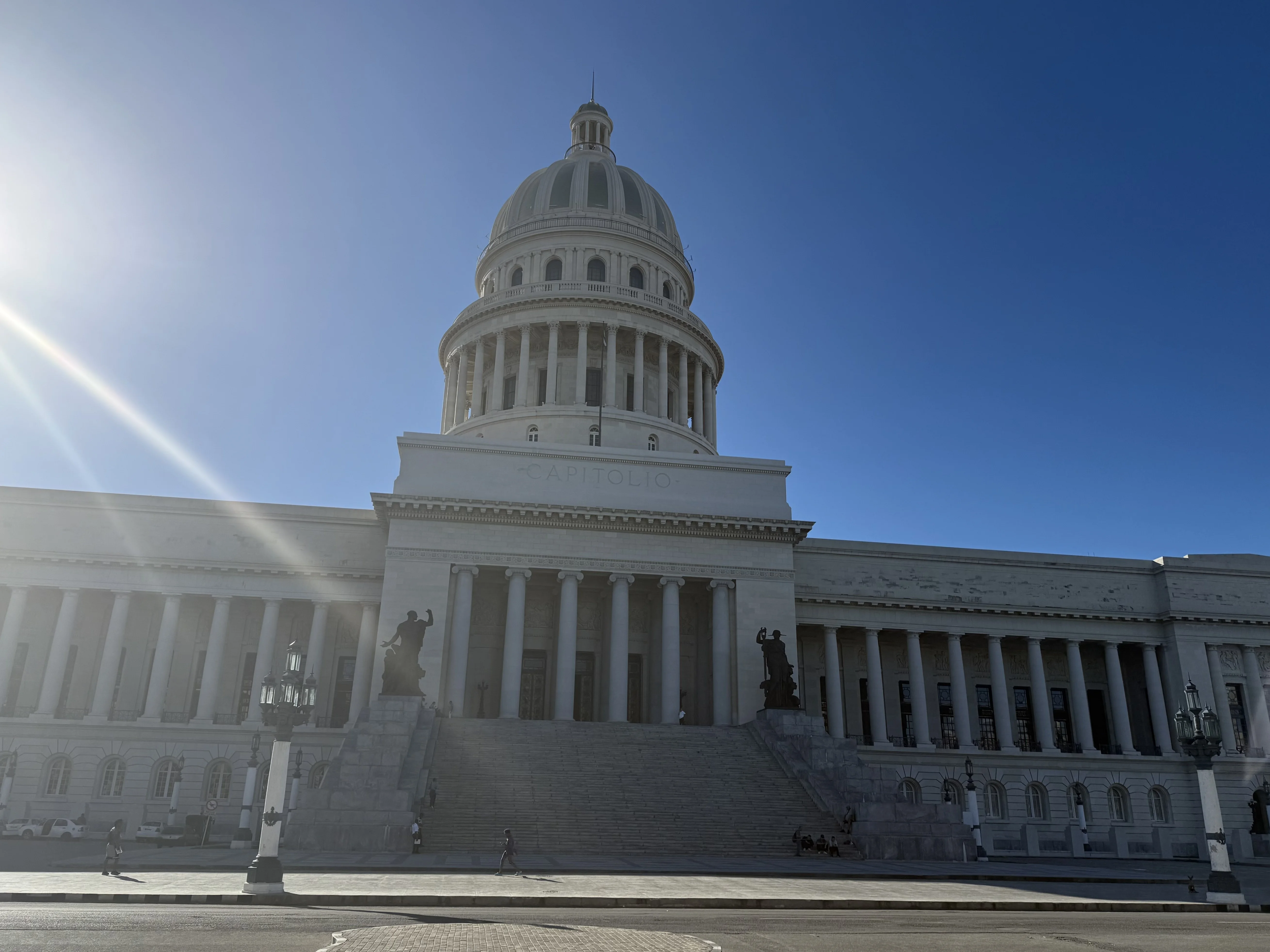 Капитолий — солнце бьёт в белый мрамор