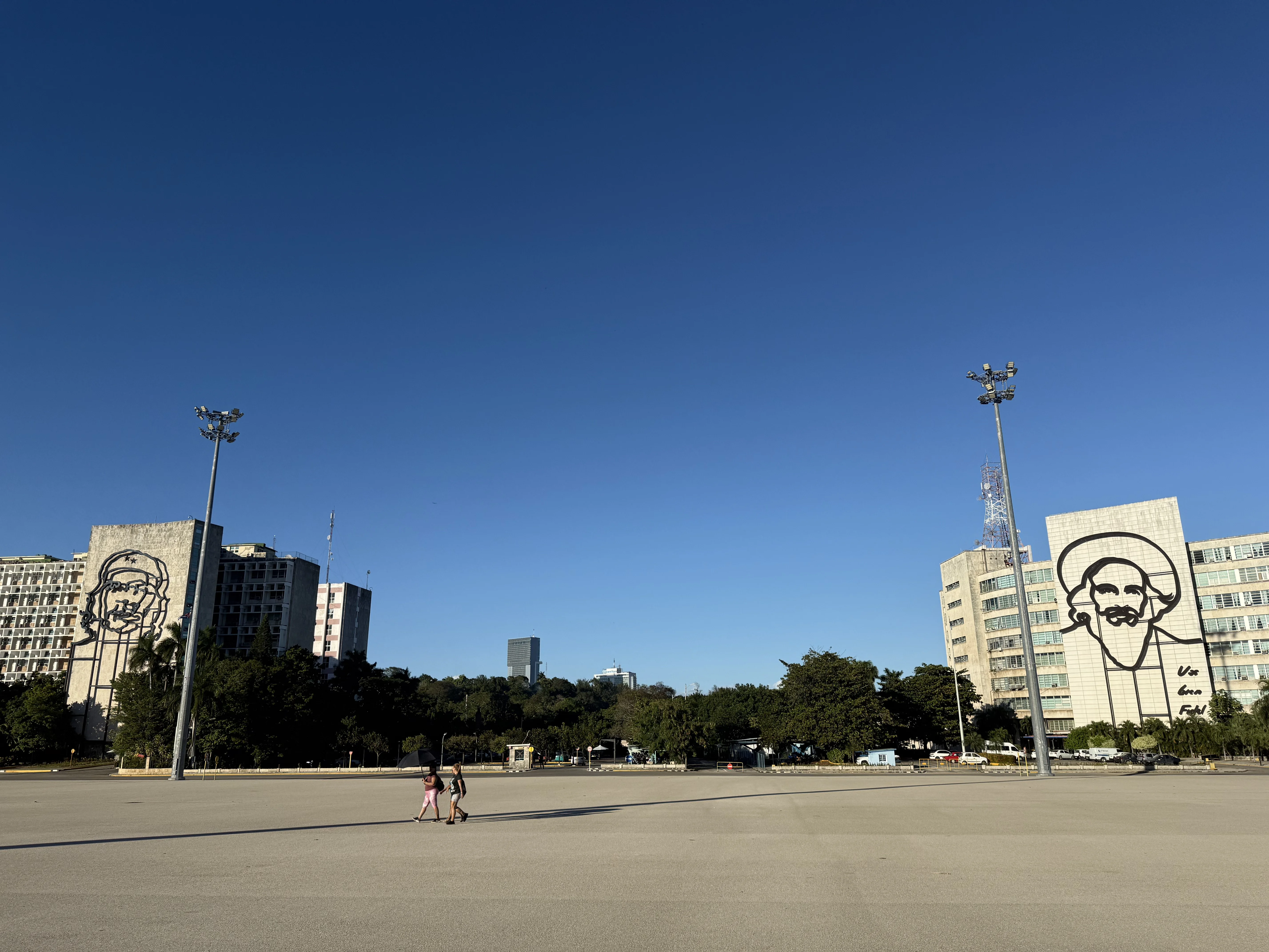 Площадь Революции — Че Гевара и Камило Сьенфуэгос смотрят друг на друга через пустую площадь