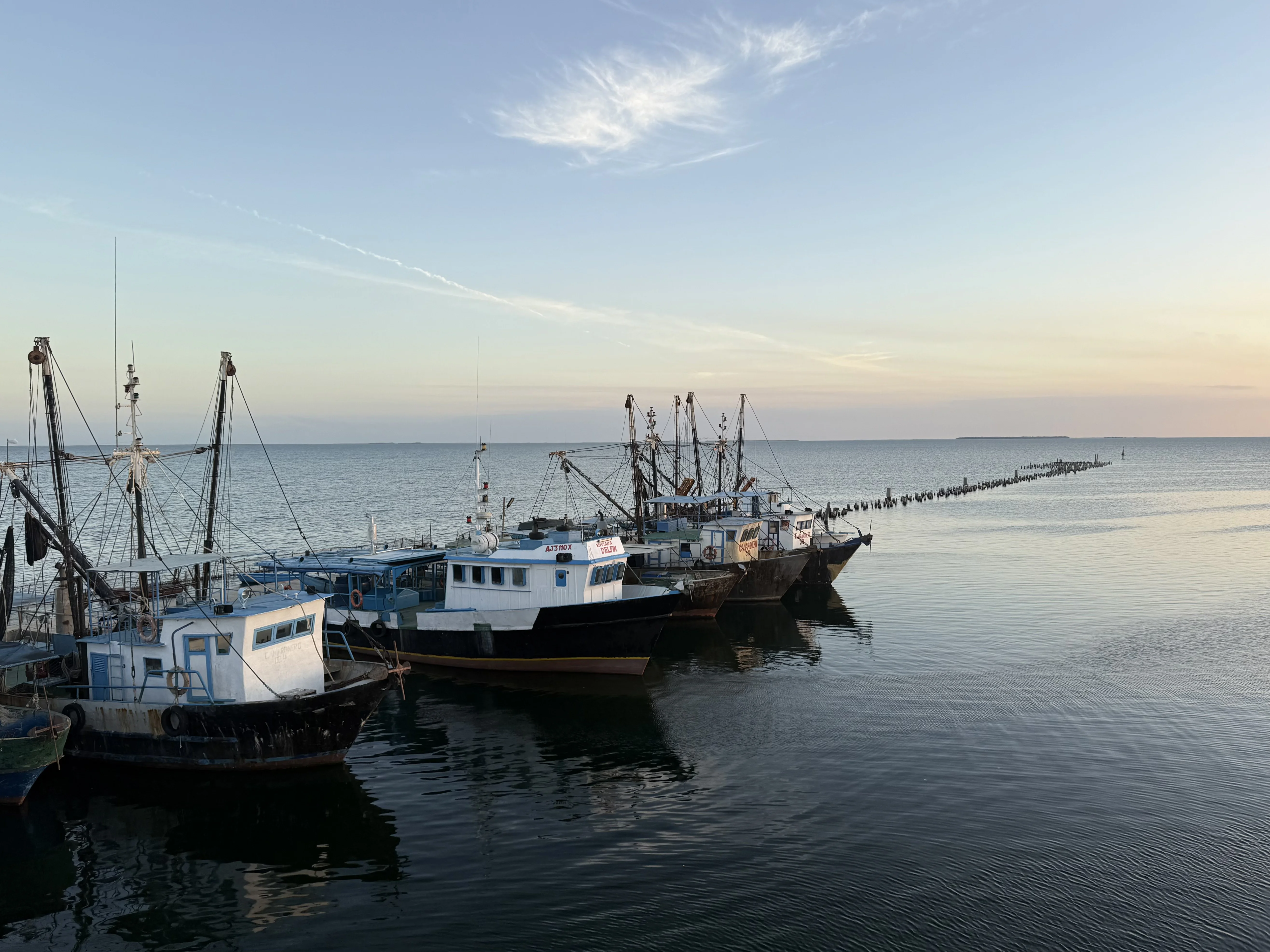 Порт Хукаро — рыбацкие шхуны в вечернем свете