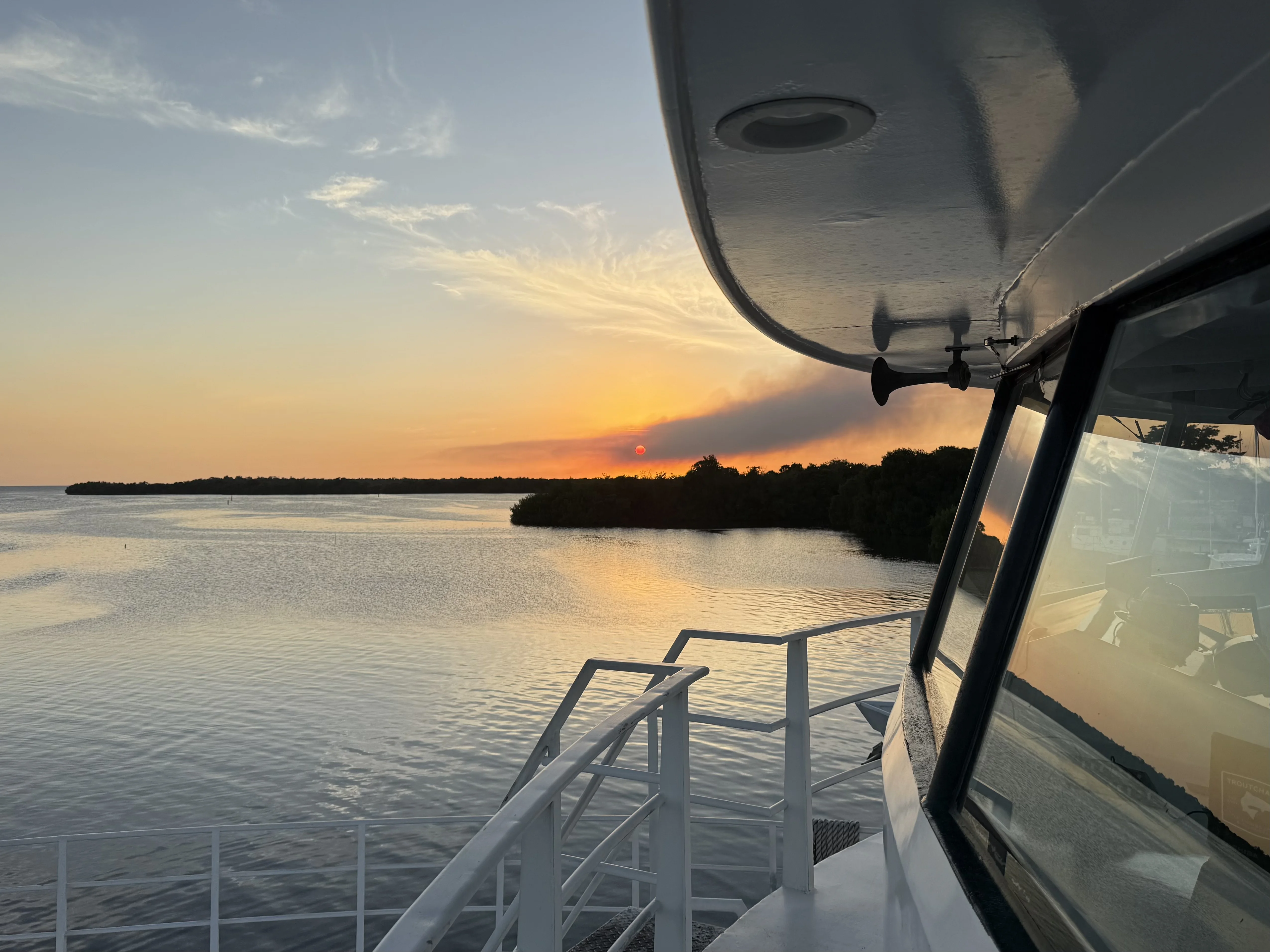 Закат с палубы Avalon IV — мангровые острова на горизонте