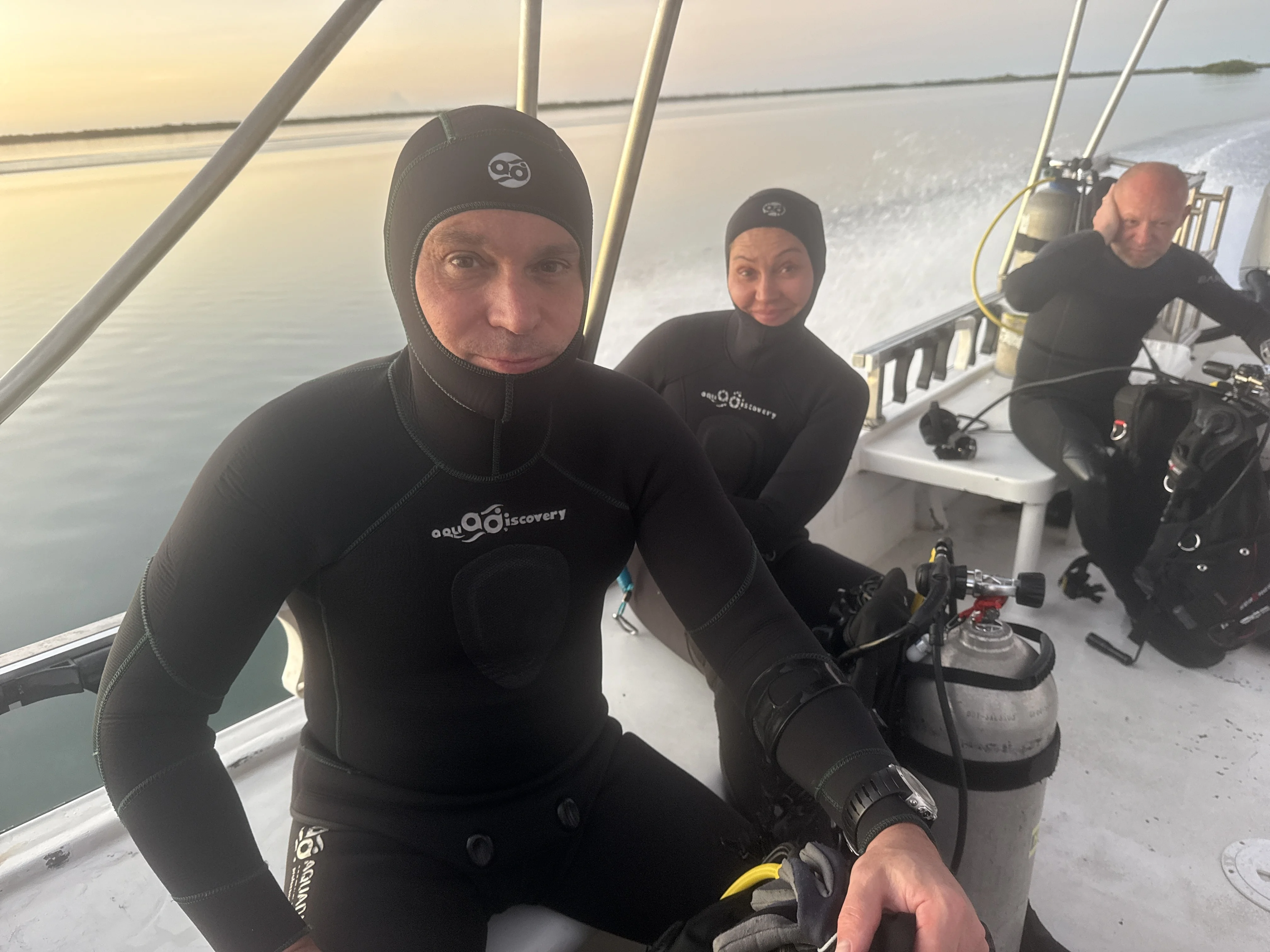 Раннее утро — дайверы в гидрокостюмах на дайв-платформе