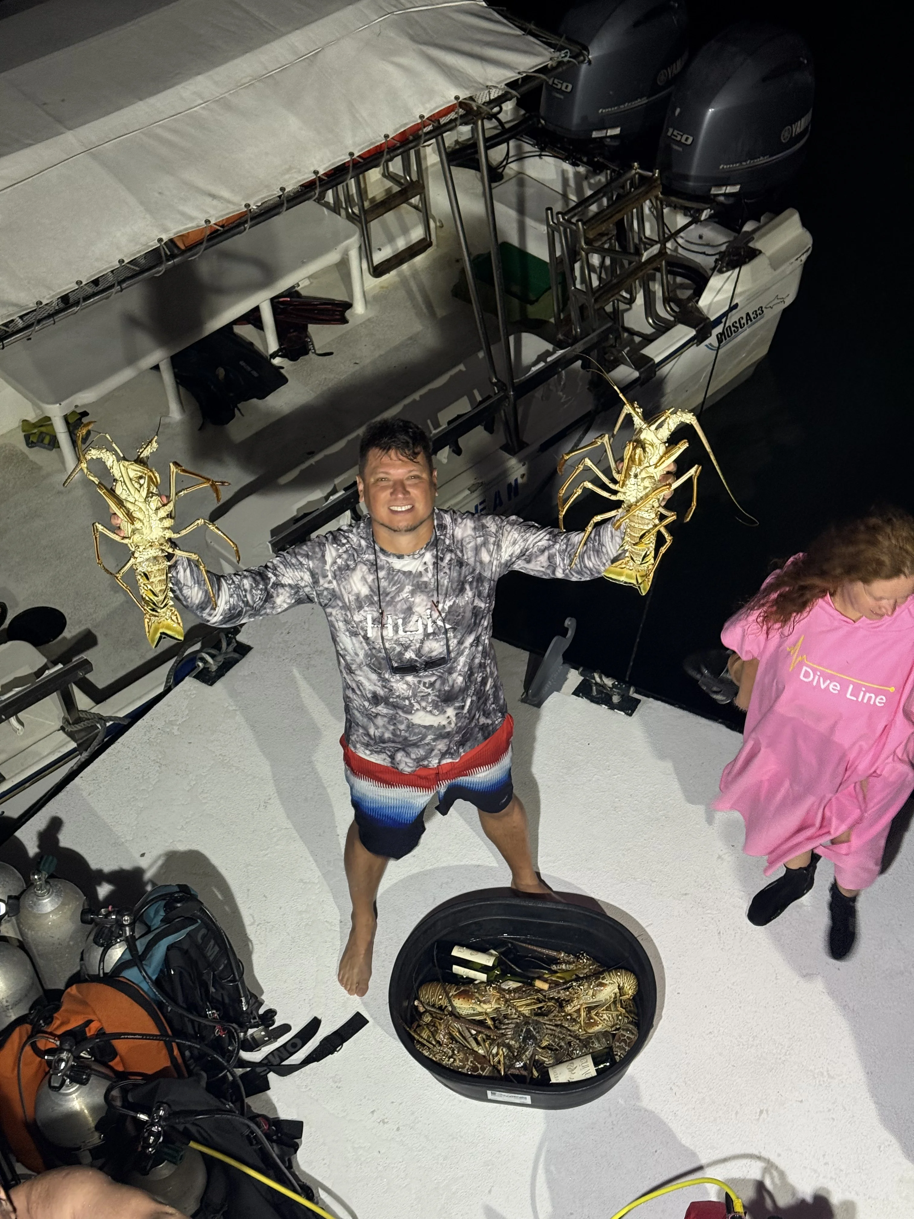 Два лангуста в вытянутых руках — улыбка до ушей