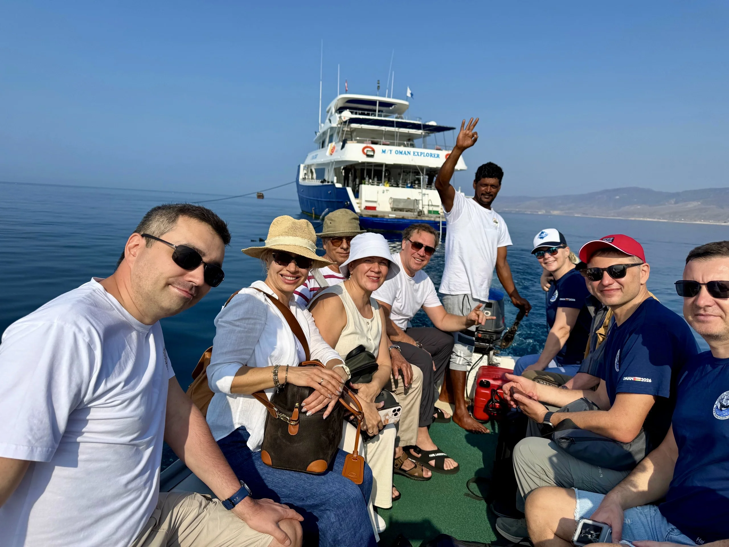 Группа на лодке — яхта Oman Explorer на заднем плане