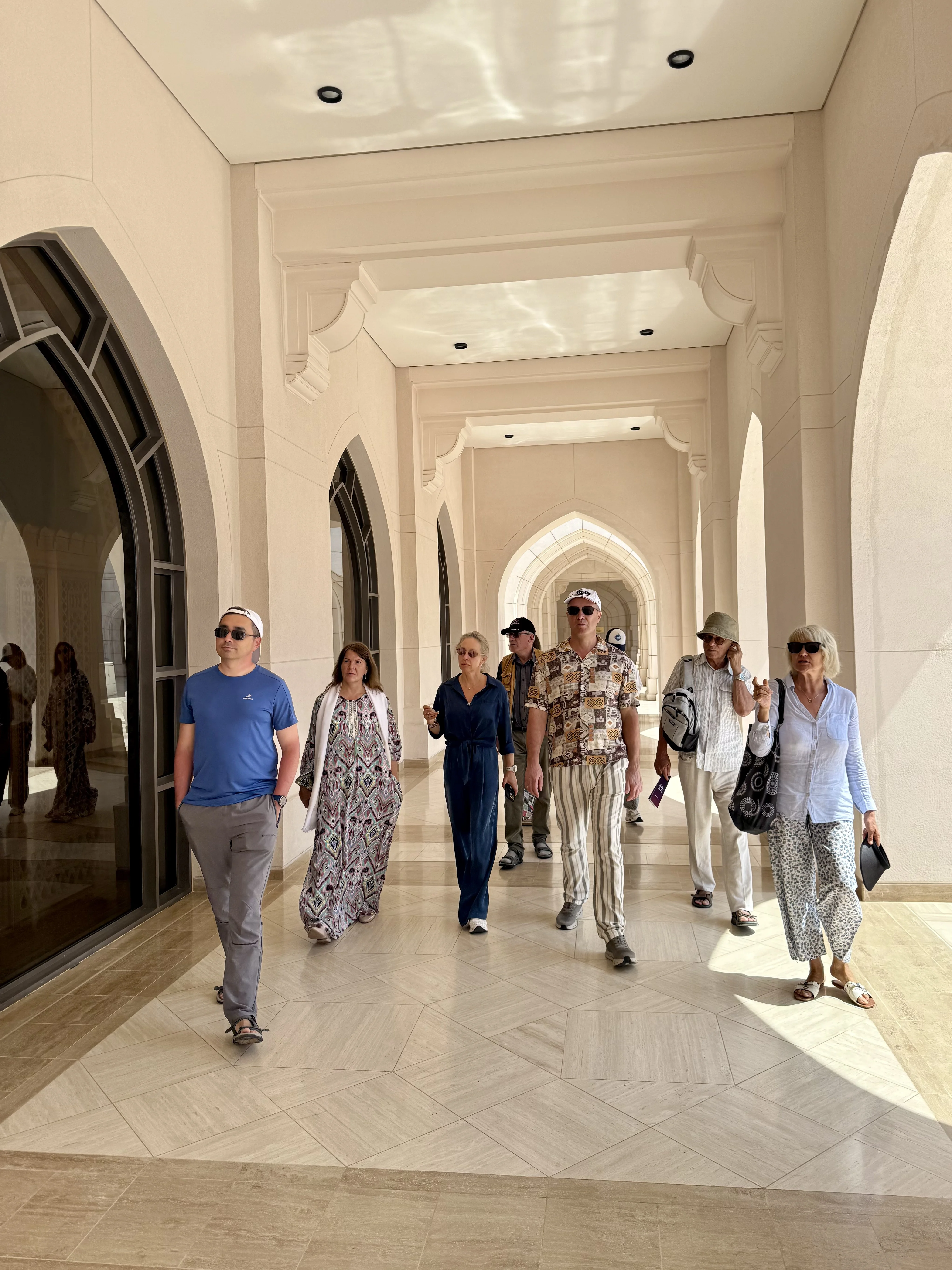 Наша группа идёт по мраморной галерее