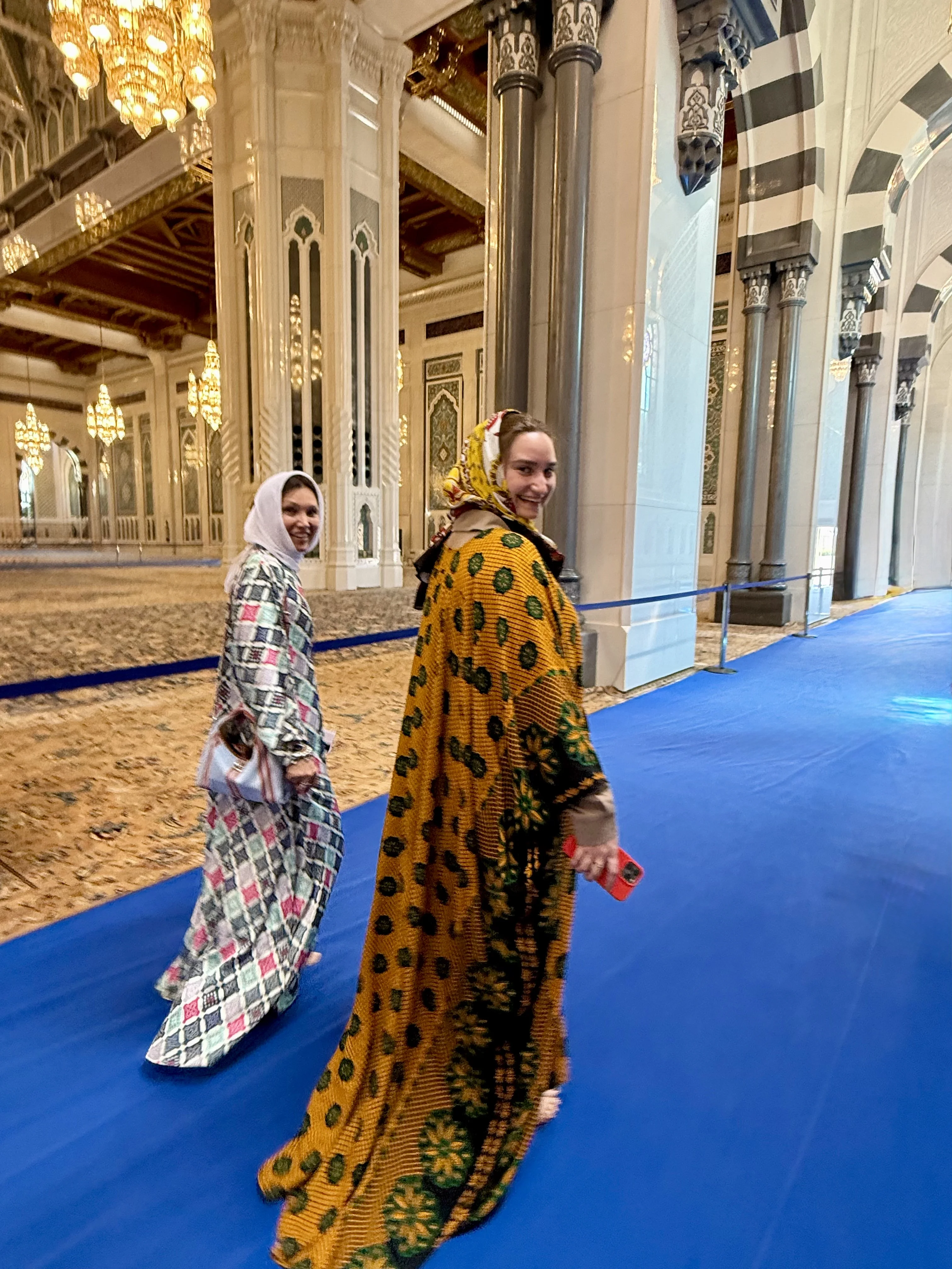 Внутри мечети — синий ковёр, хрустальные люстры, колонны в арабском стиле