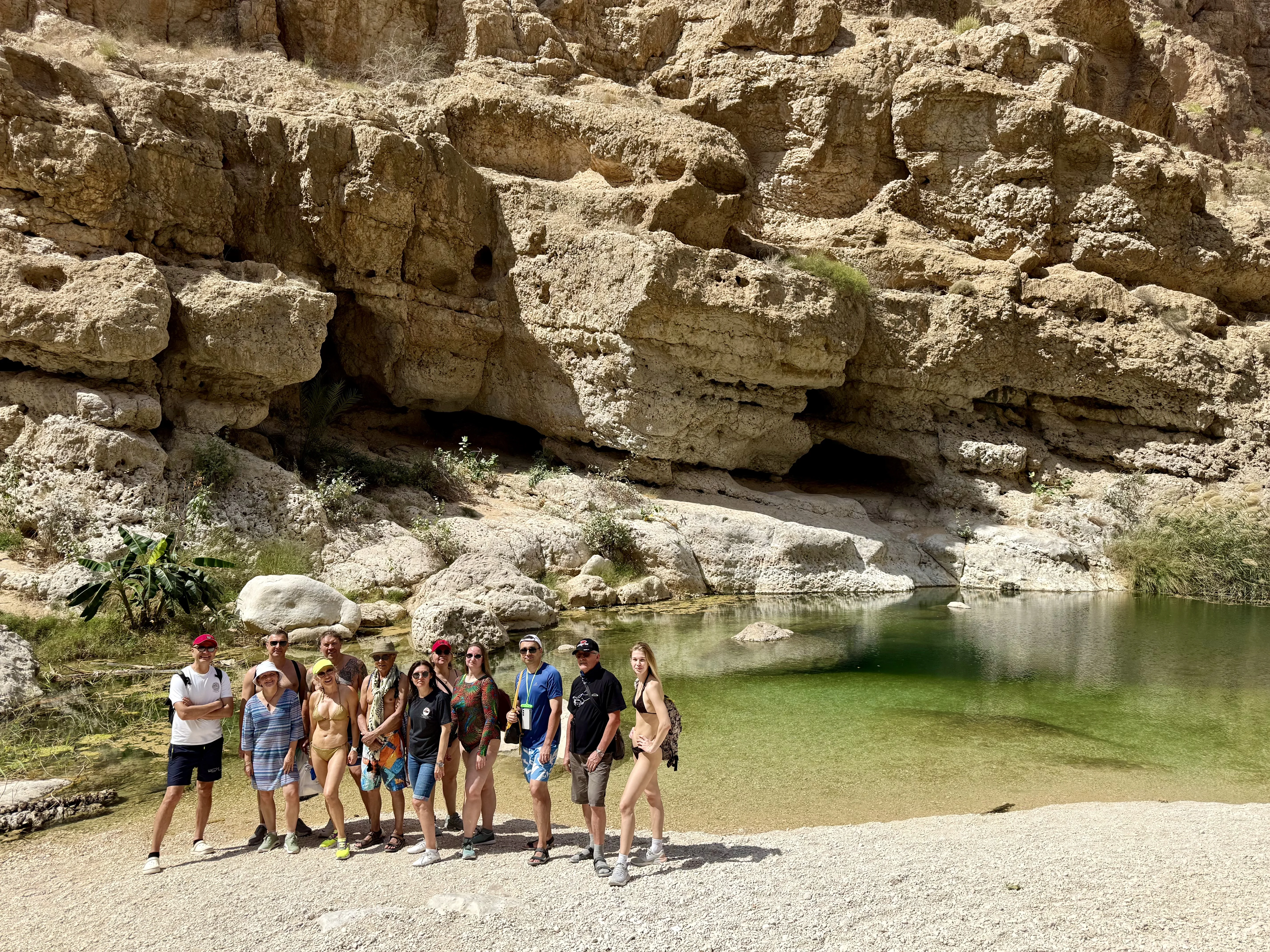 Группа у изумрудной заводи каньона